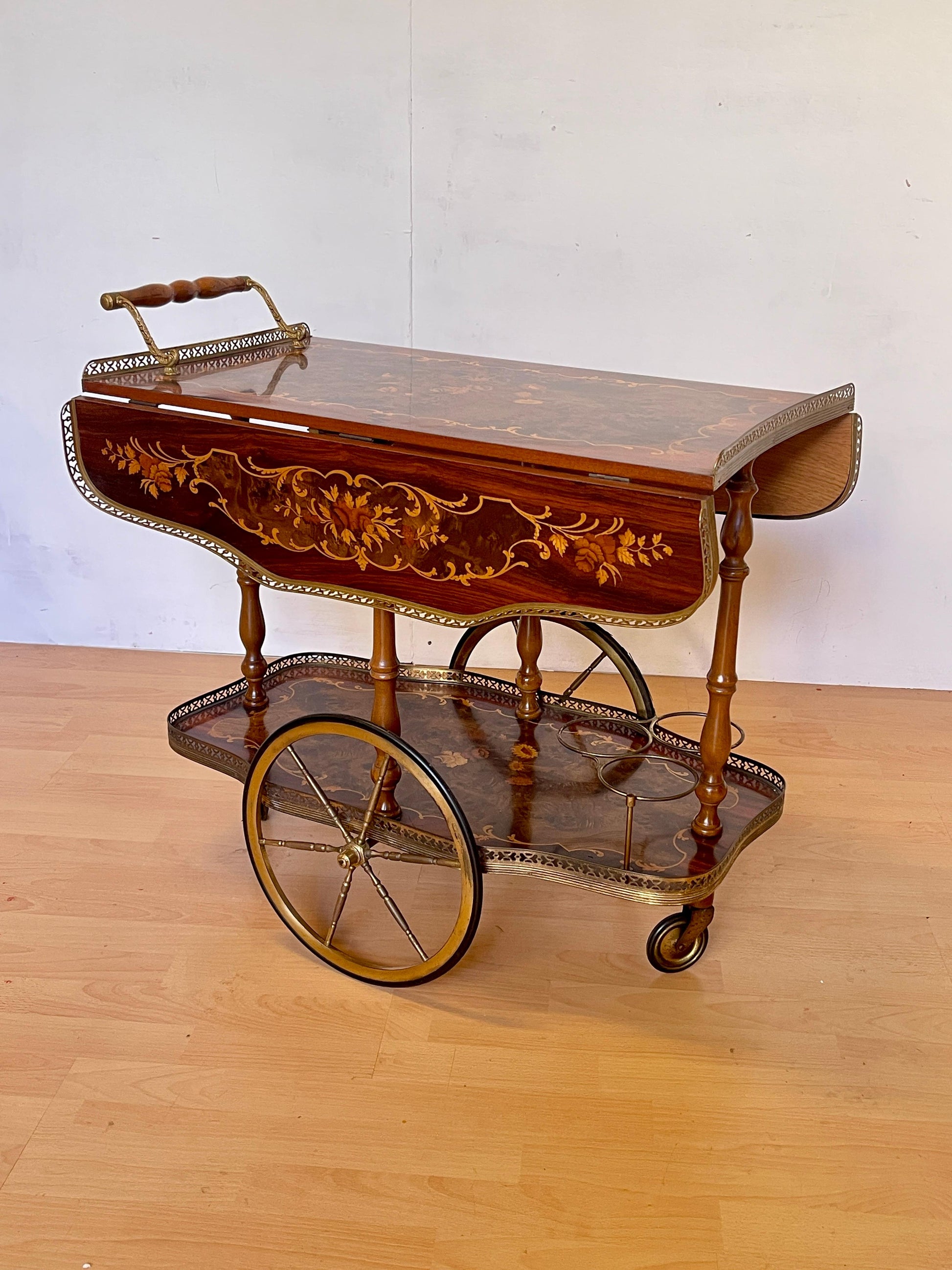 Carrello da tè “Fior di Noce” – Intarsiato a mano in stile vintage