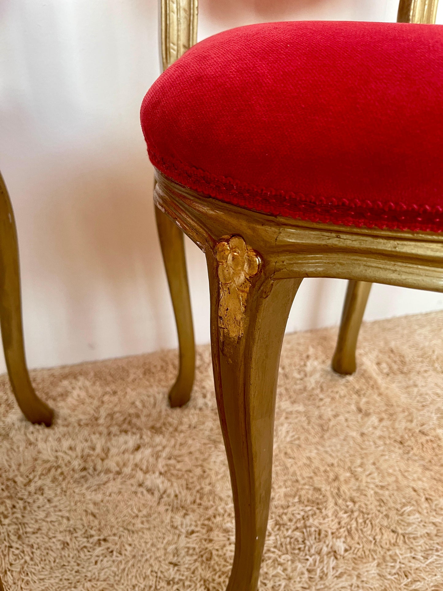 Bellisima coppia di sedie italiana in legno masselo stile luigi XVI anni '80