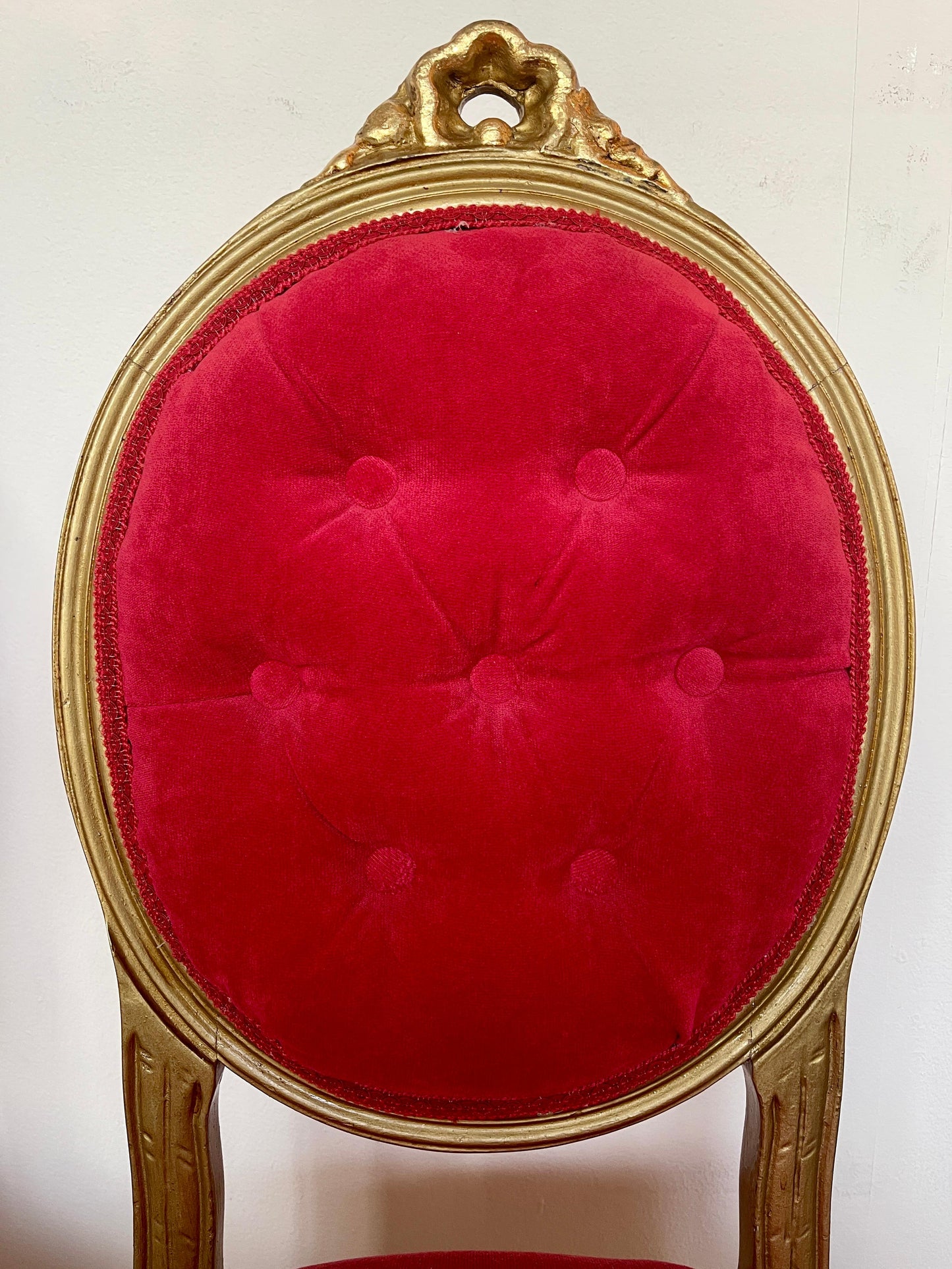 Bellisima coppia di sedie italiana in legno masselo stile luigi XVI anni '80