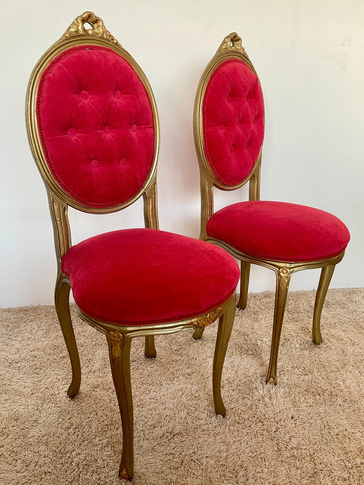 Bellisima coppia di sedie italiana in legno masselo stile luigi XVI anni '80