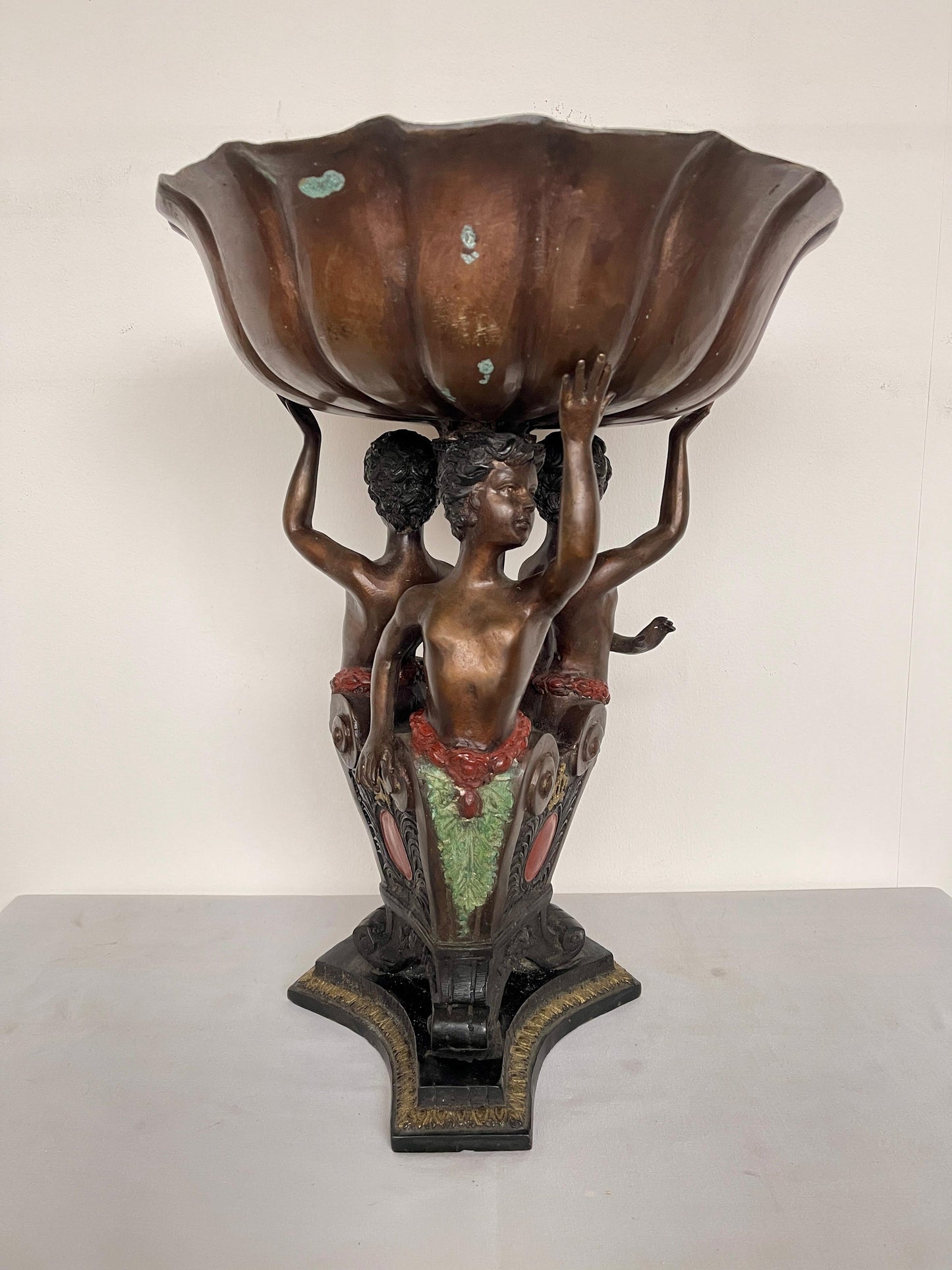 Alzata in bronzo con scultura di putti del XX secolo