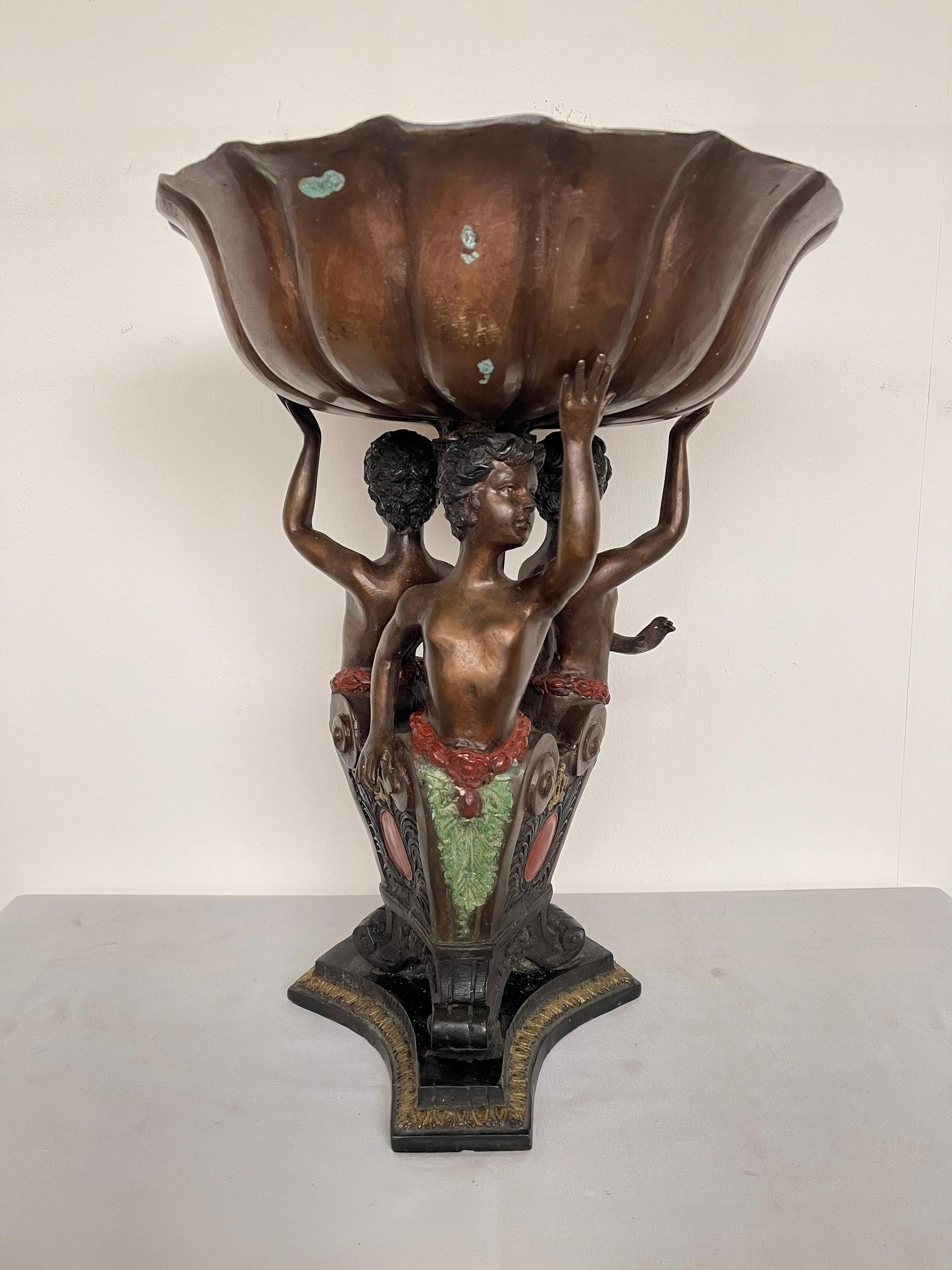 Alzata in bronzo con scultura di putti del XX secolo