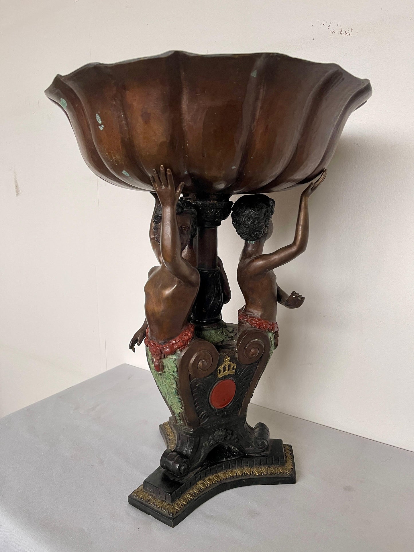 Alzata in bronzo con scultura di putti del XX secolo