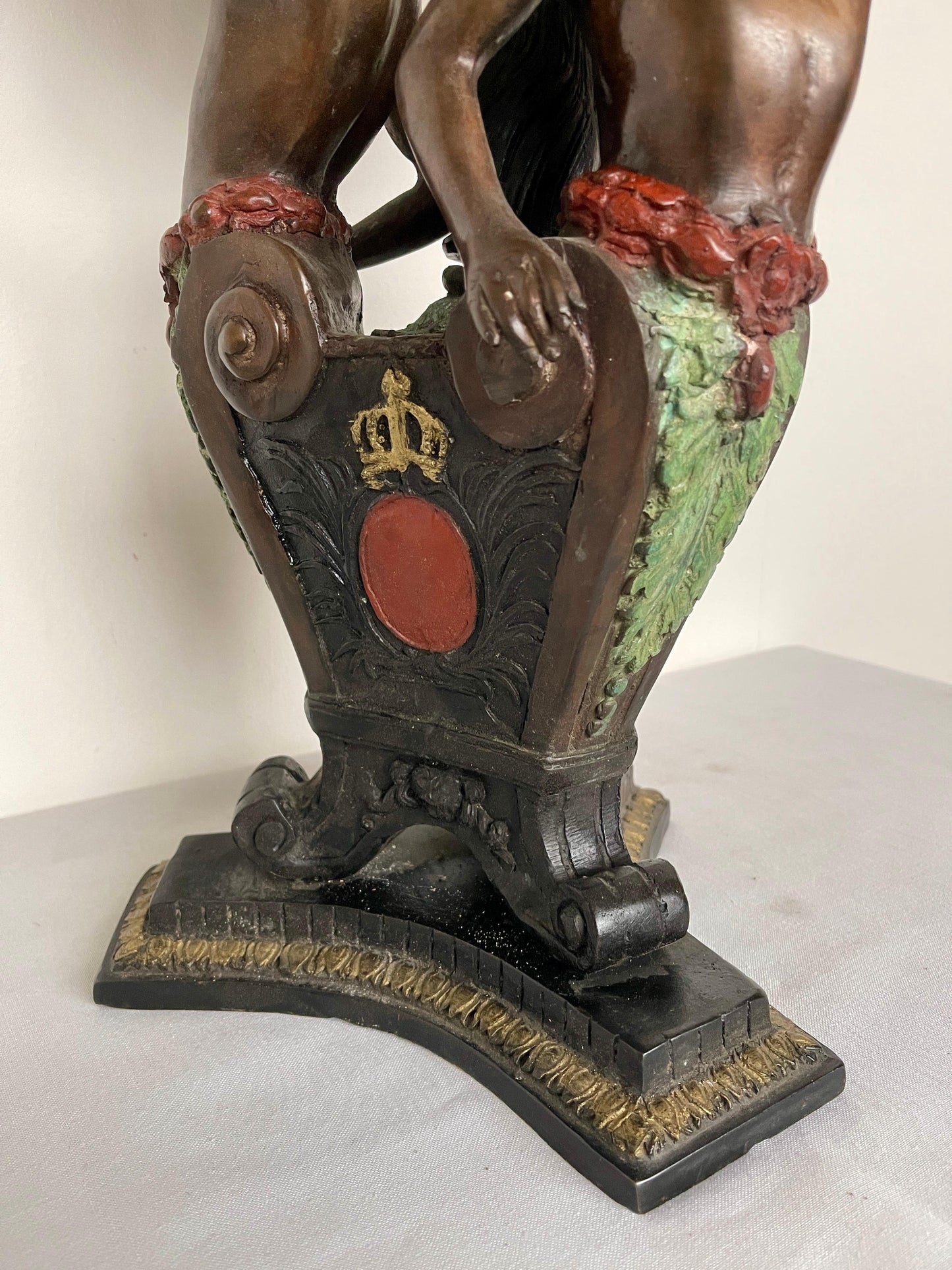 Alzata in bronzo con scultura di putti del XX secolo