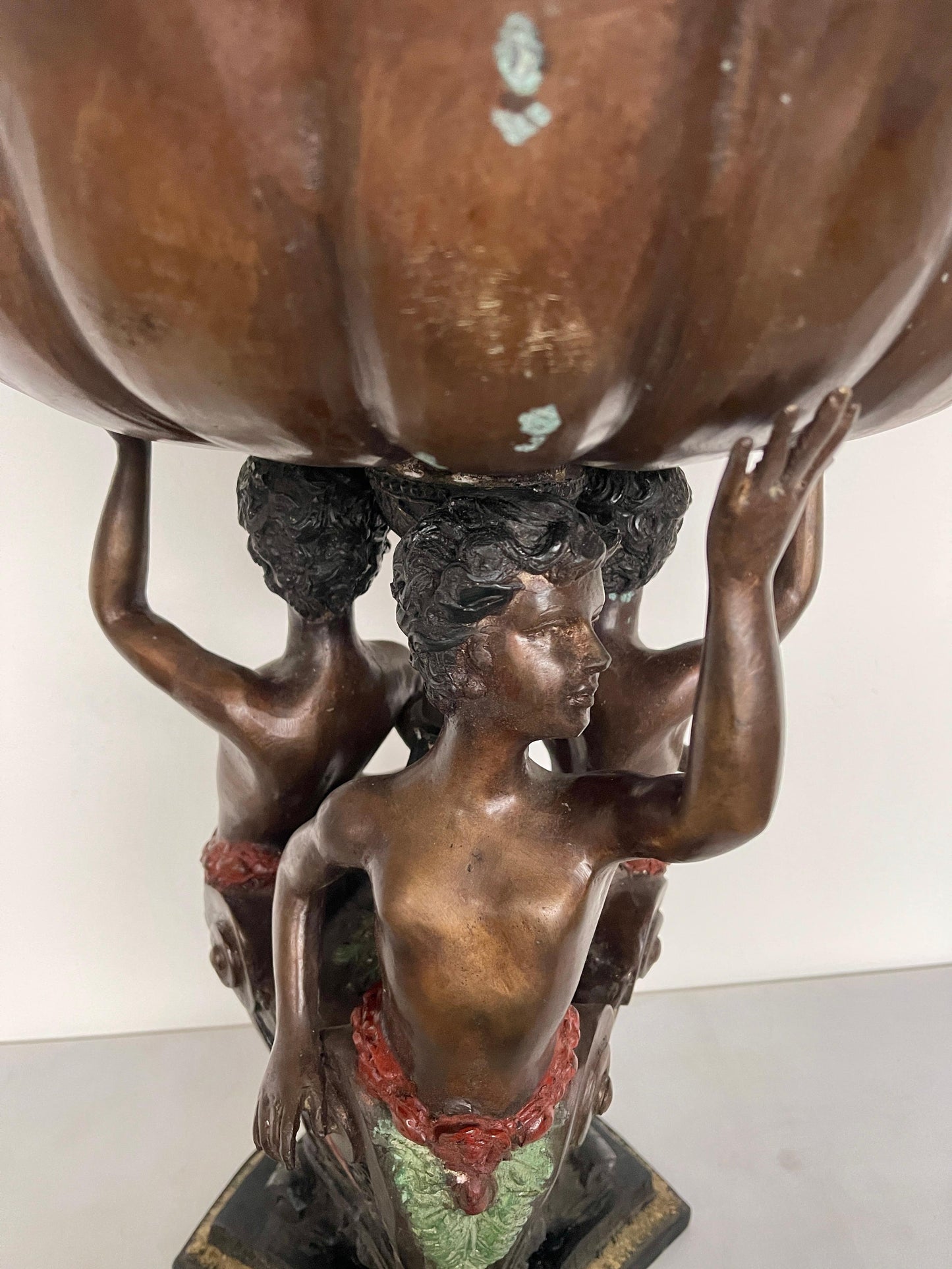 Alzata in bronzo con scultura di putti del XX secolo