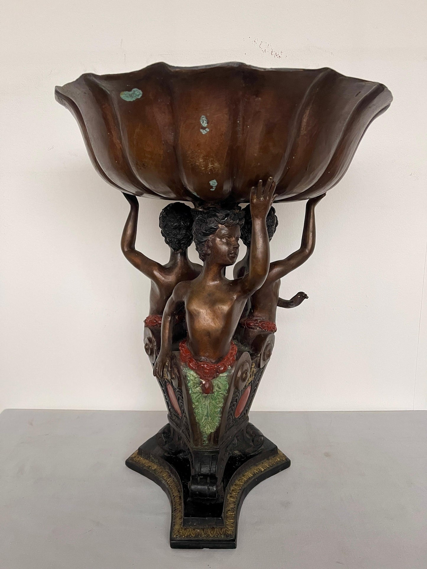 Alzata in bronzo con scultura di putti del XX secolo