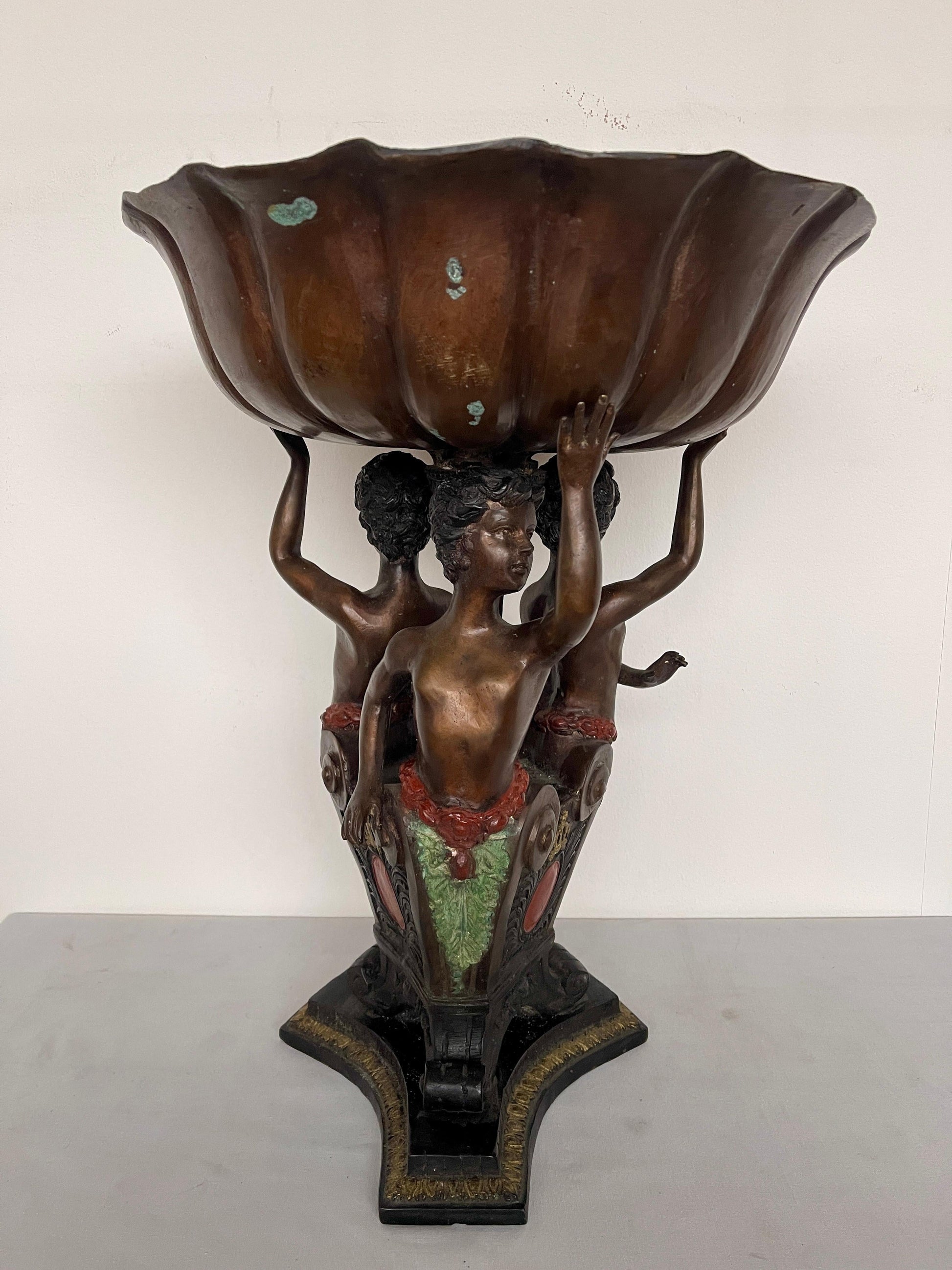 Alzata in bronzo con scultura di putti del XX secolo