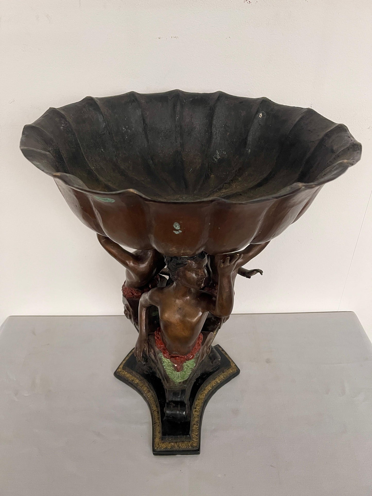 Alzata in bronzo con scultura di putti del XX secolo