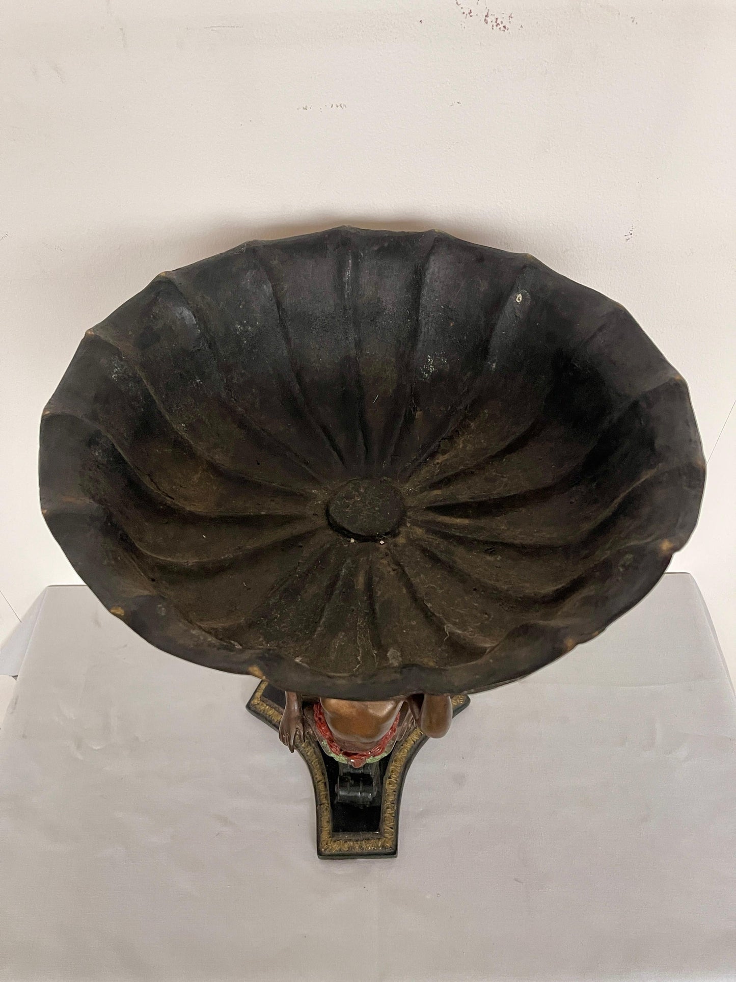 Alzata in bronzo con scultura di putti del XX secolo