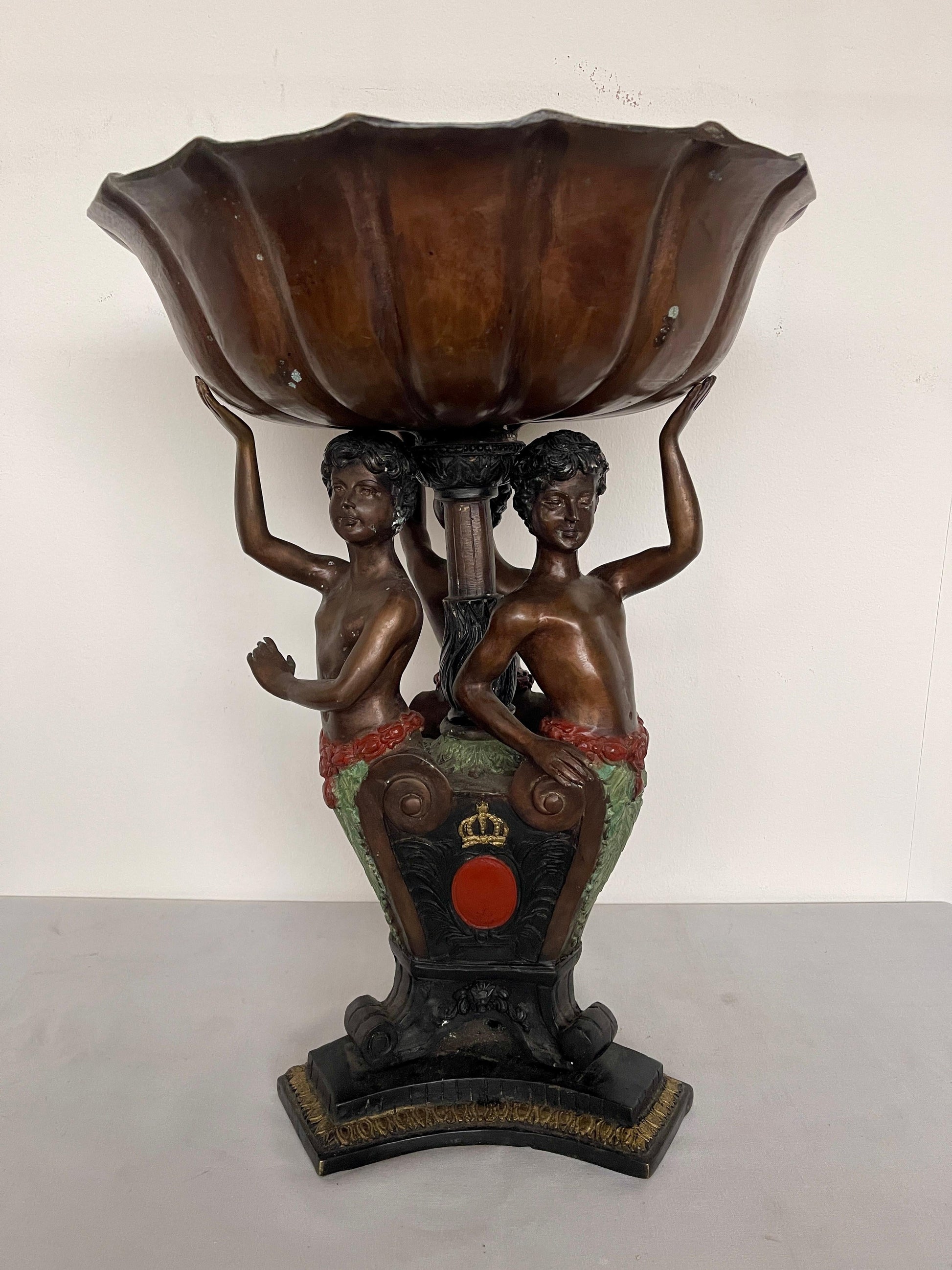Alzata in bronzo con scultura di putti del XX secolo