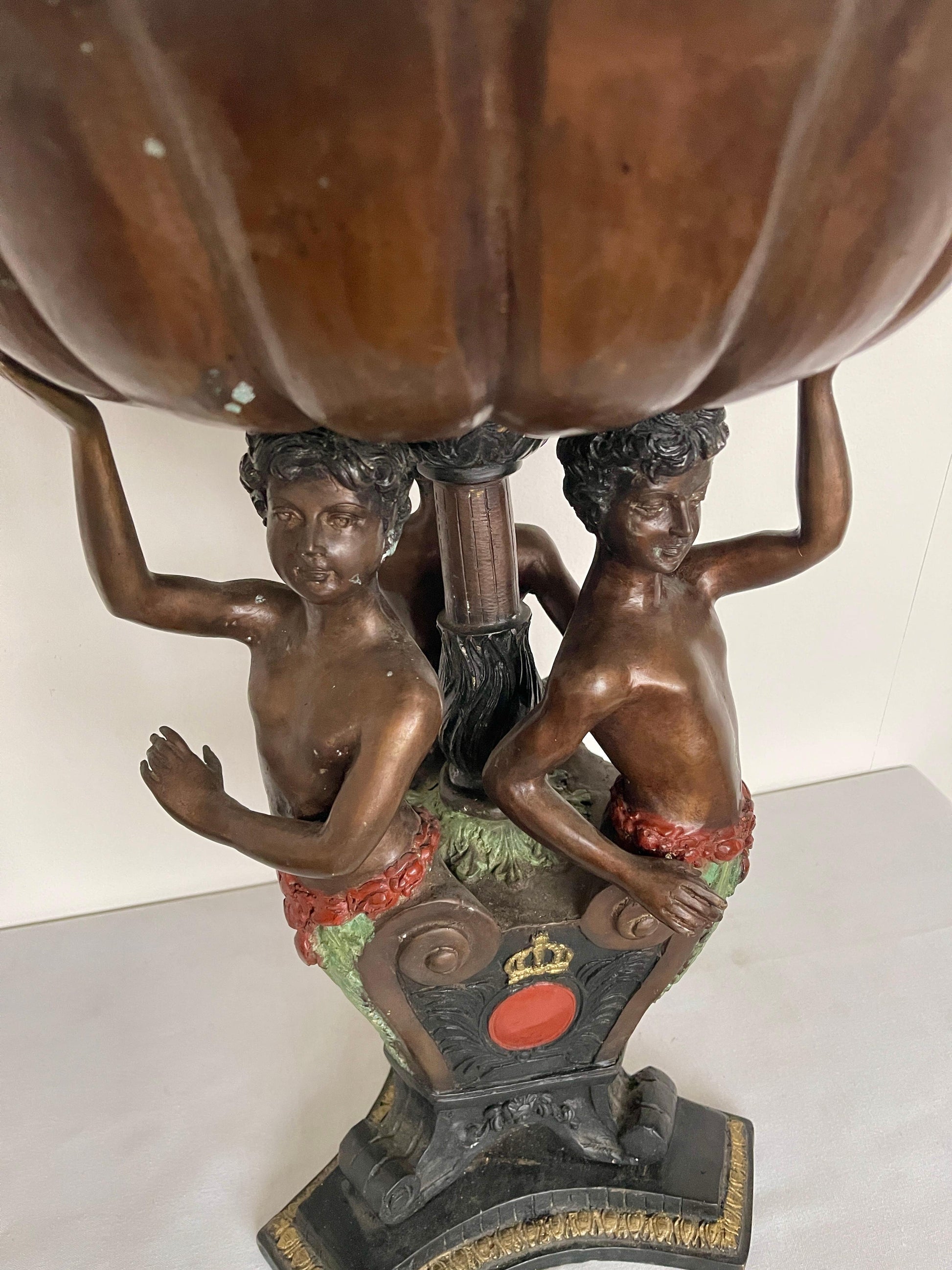 Alzata in bronzo con scultura di putti del XX secolo