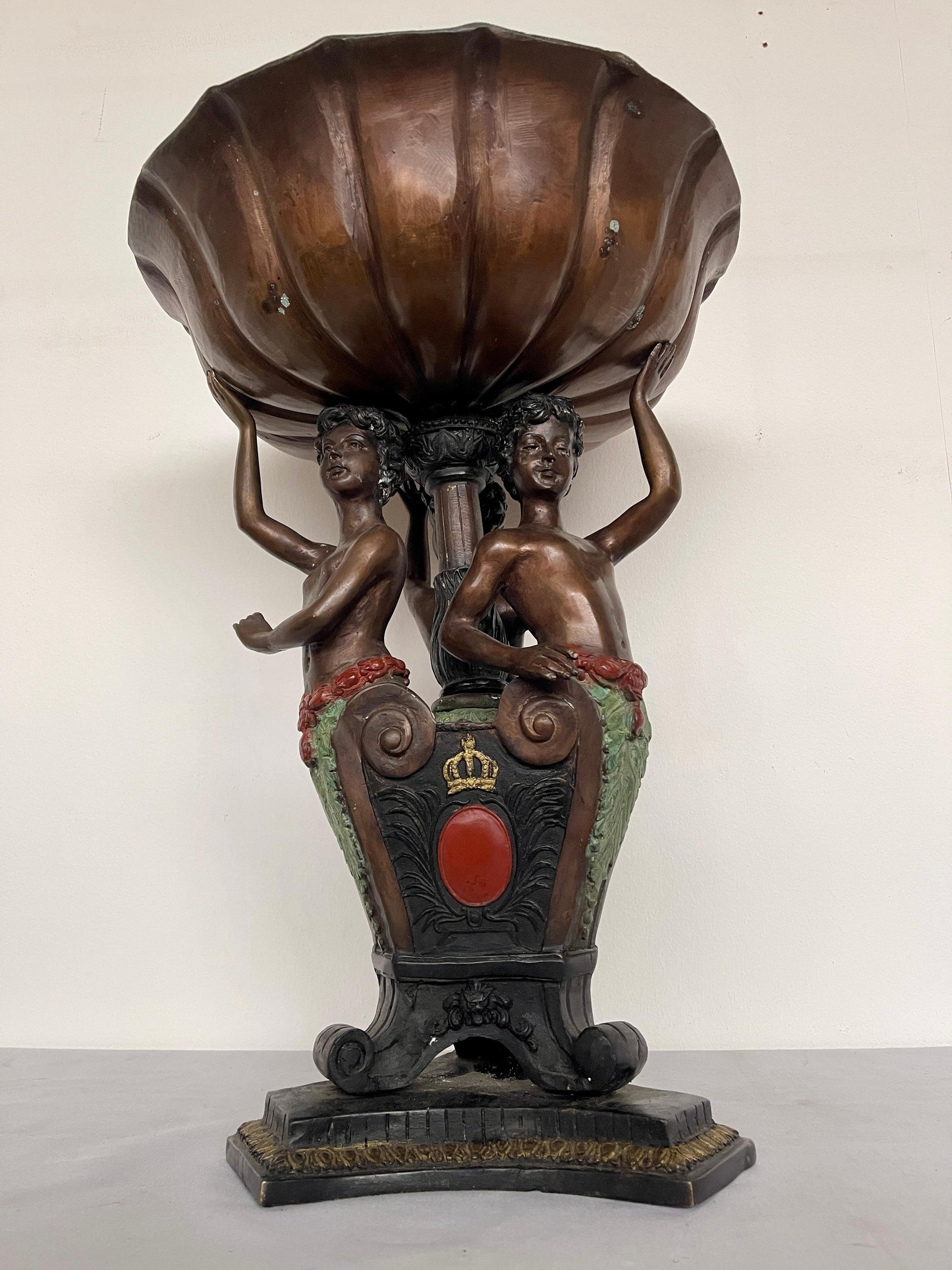 Alzata in bronzo con scultura di putti del XX secolo