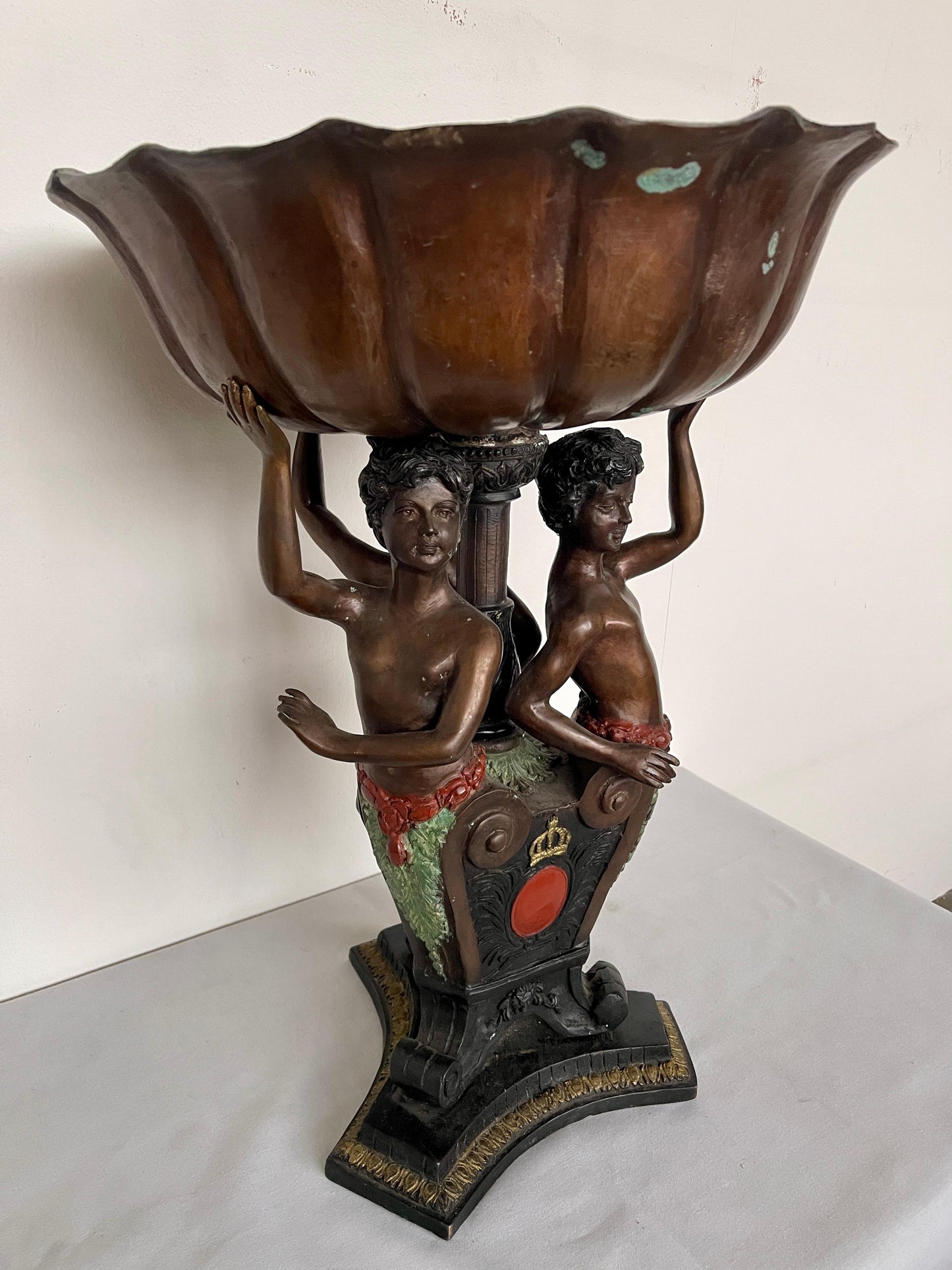 Alzata in bronzo con scultura di putti del XX secolo