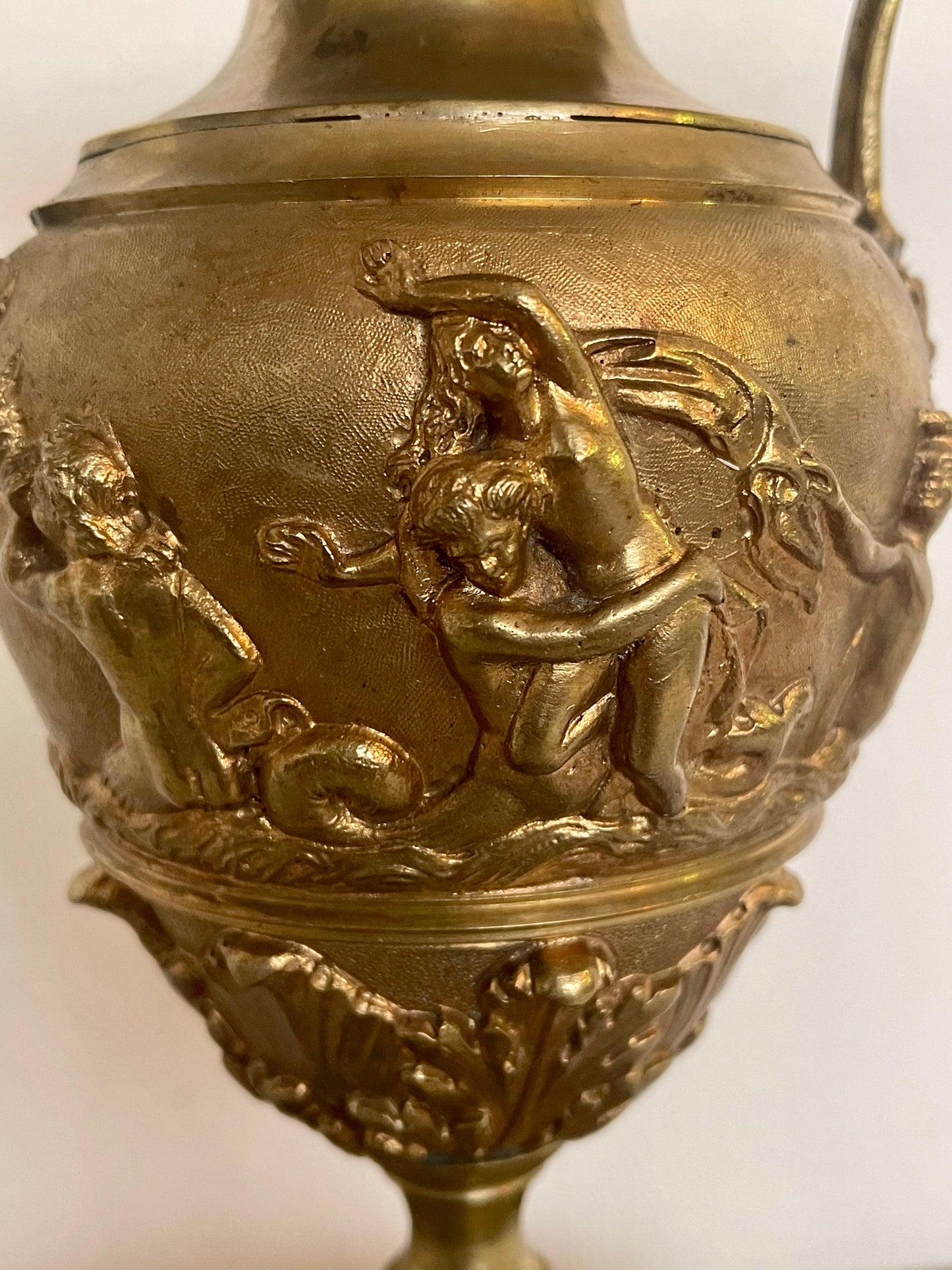 Antico vaso italiano in bronzo con base in marmo XIX secolo