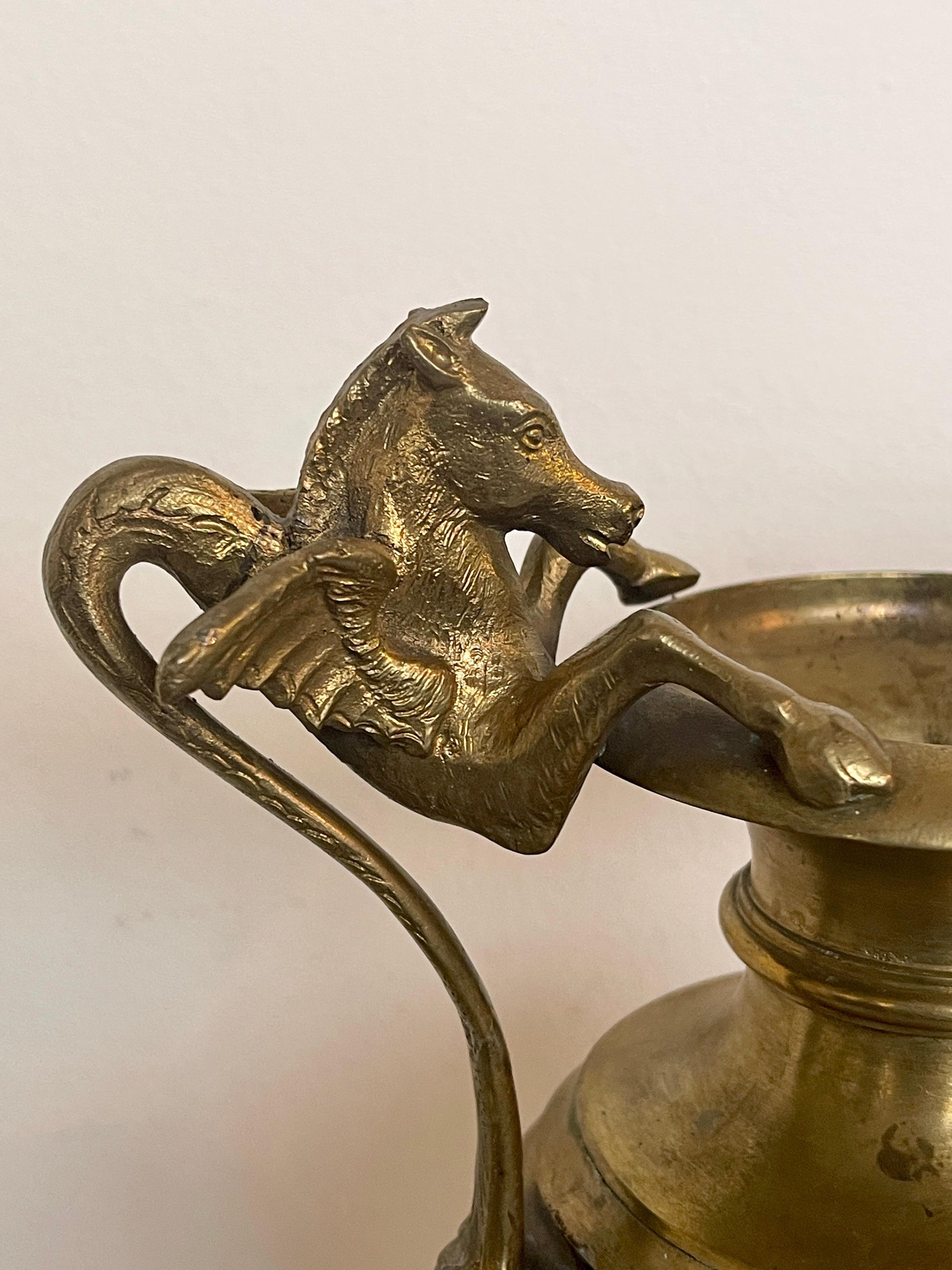 Antico vaso italiano in bronzo con base in marmo XIX secolo