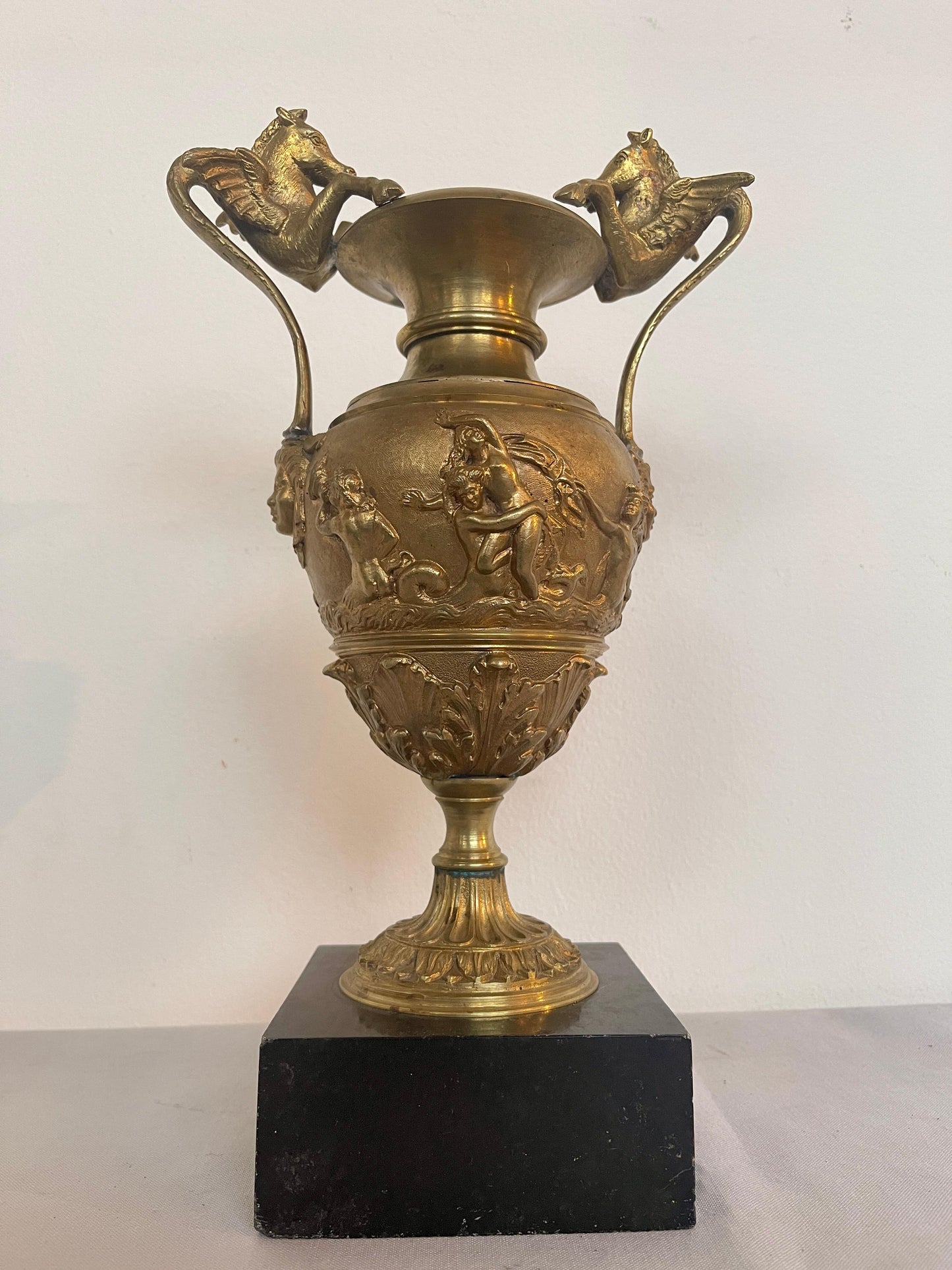 Antico vaso italiano in bronzo con base in marmo XIX secolo