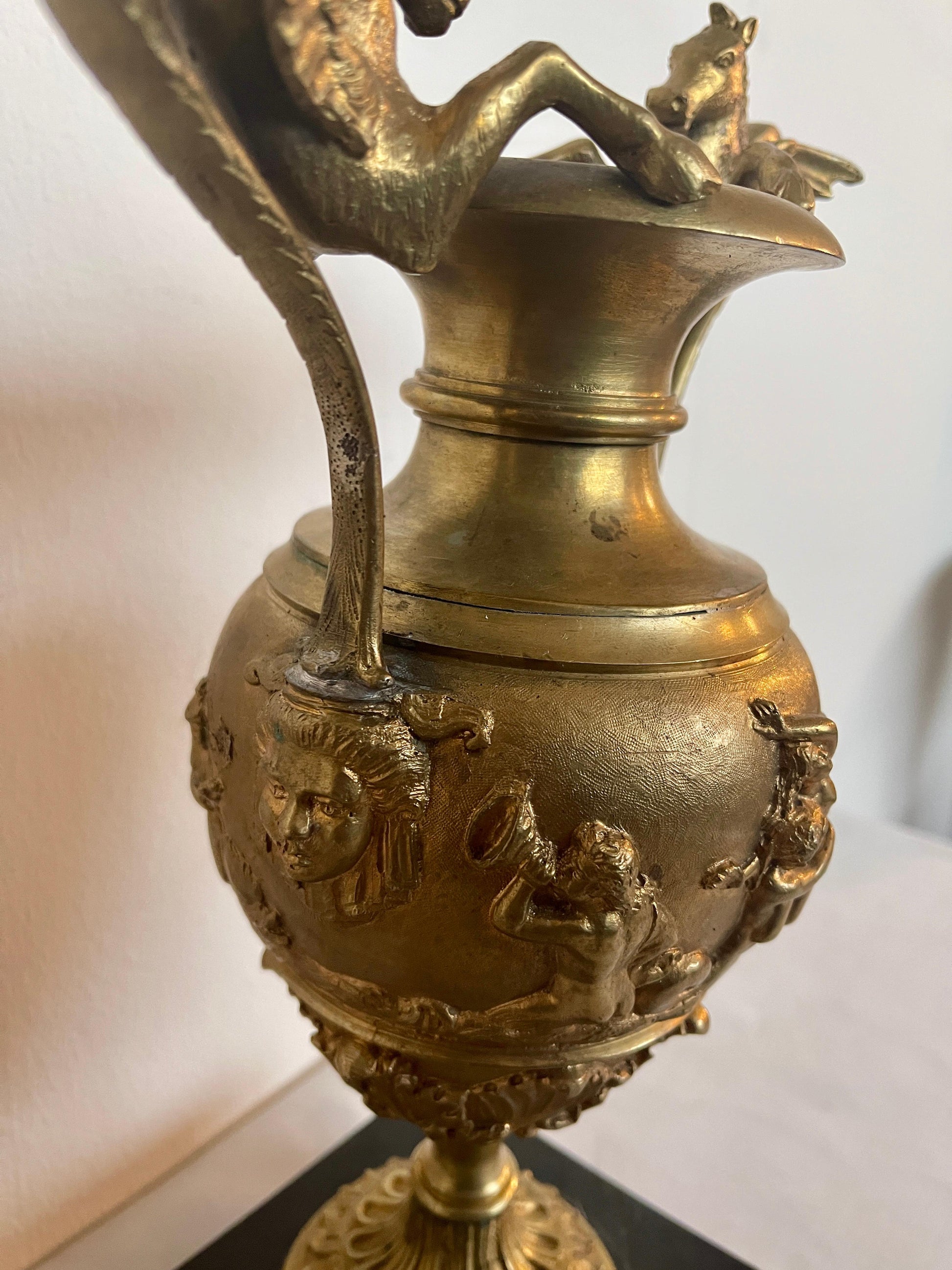 Antico vaso italiano in bronzo con base in marmo XIX secolo