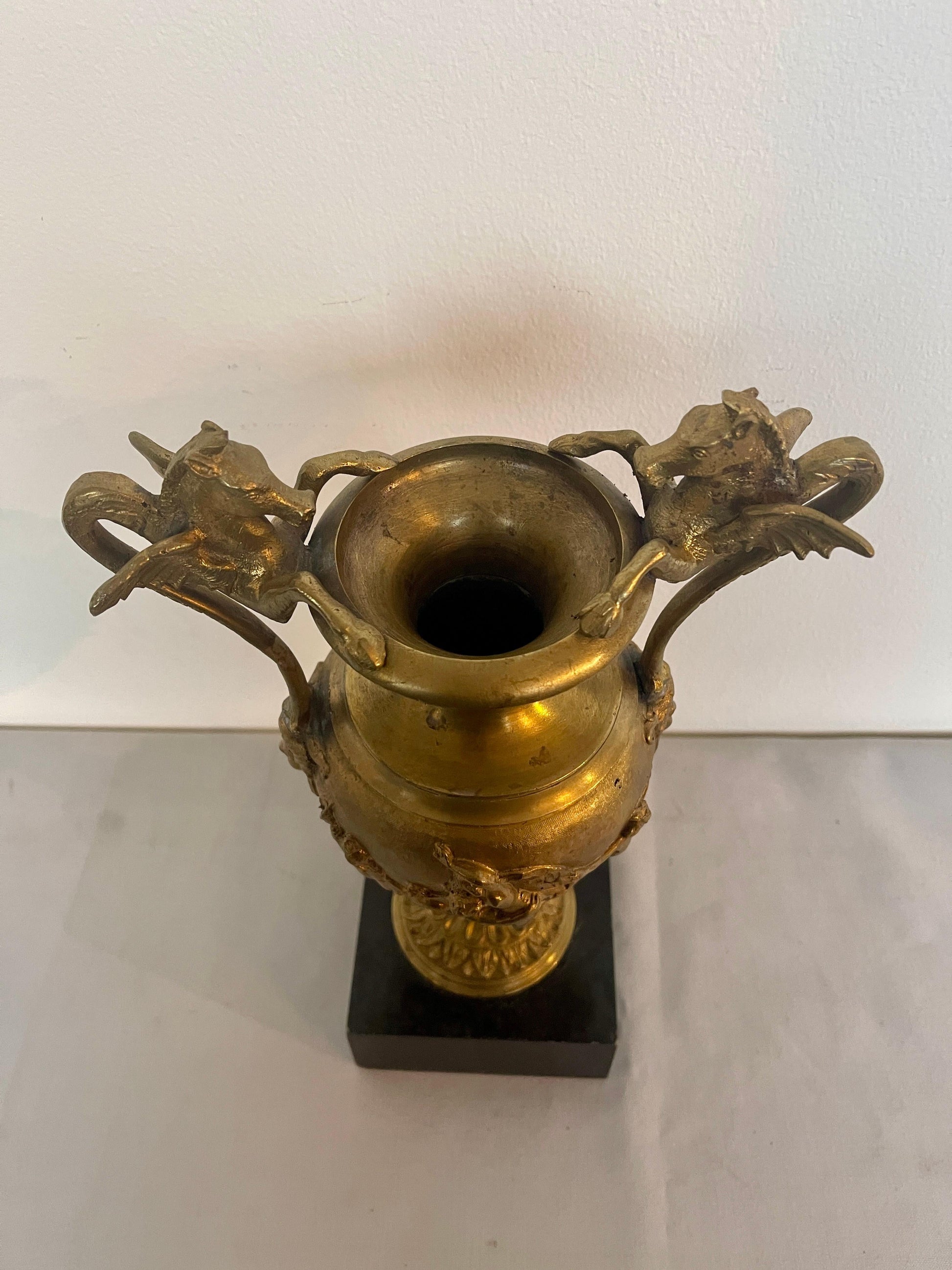 Antico vaso italiano in bronzo con base in marmo XIX secolo