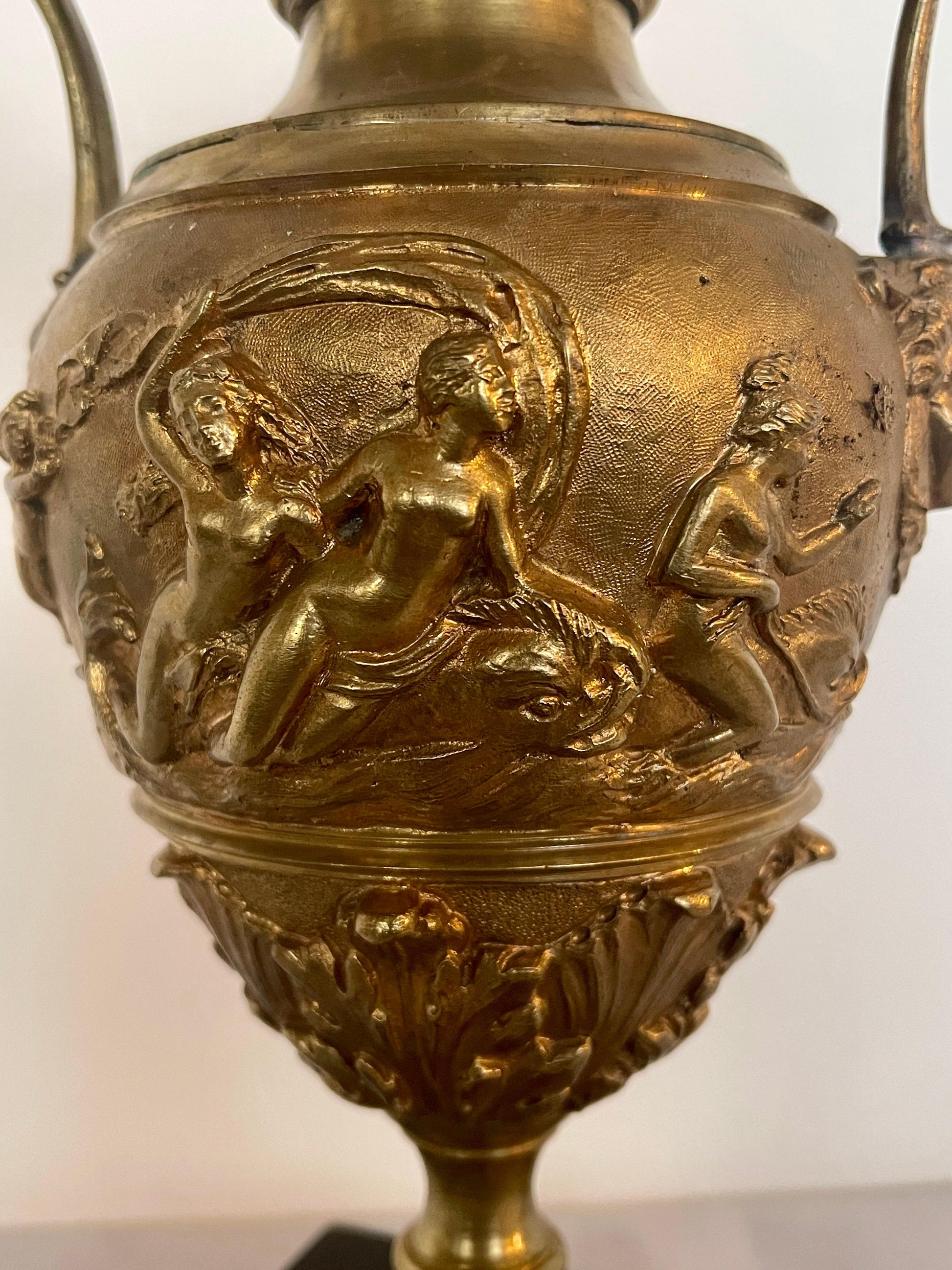 Antico vaso italiano in bronzo con base in marmo XIX secolo