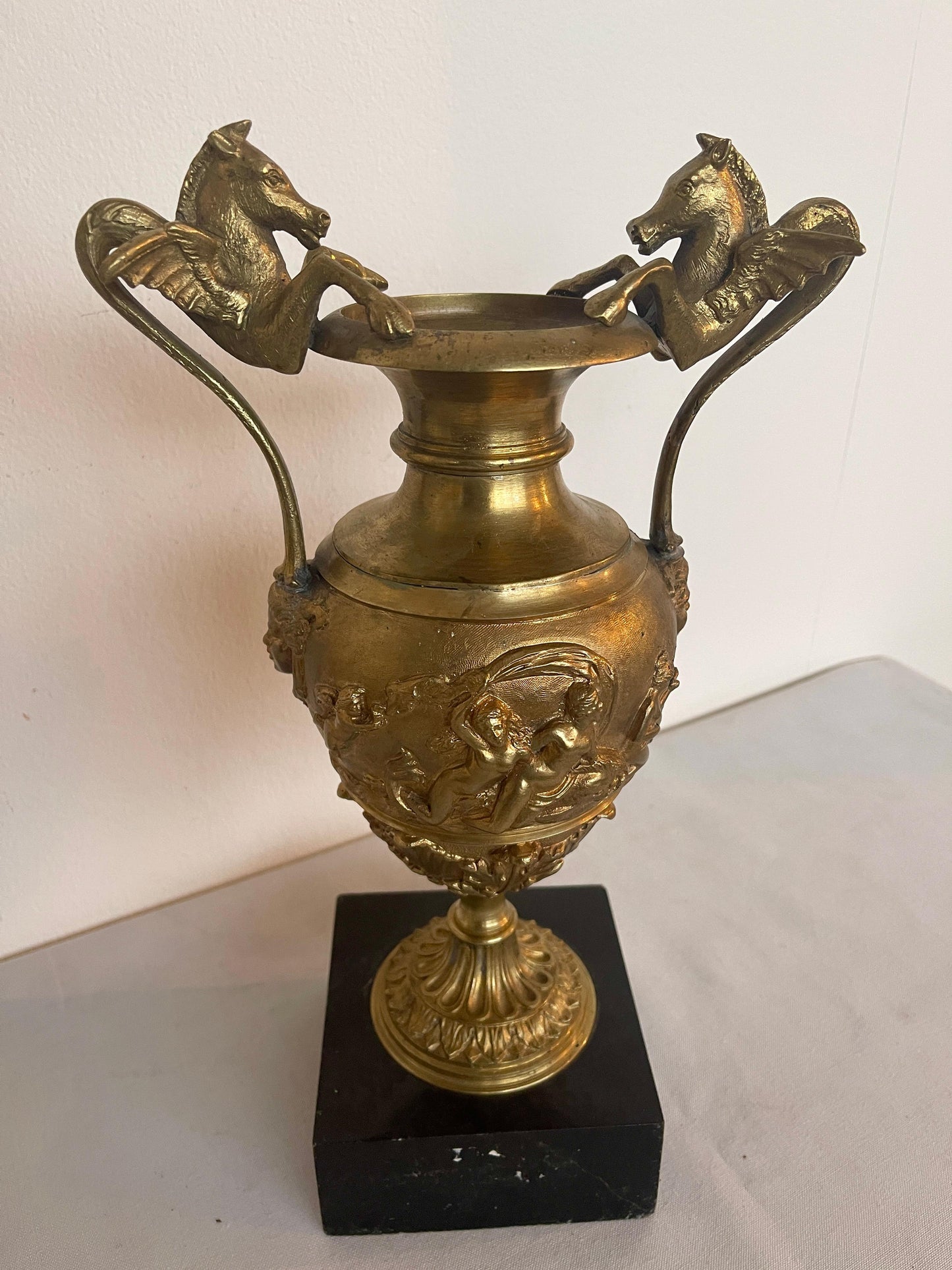 Antico vaso italiano in bronzo con base in marmo XIX secolo