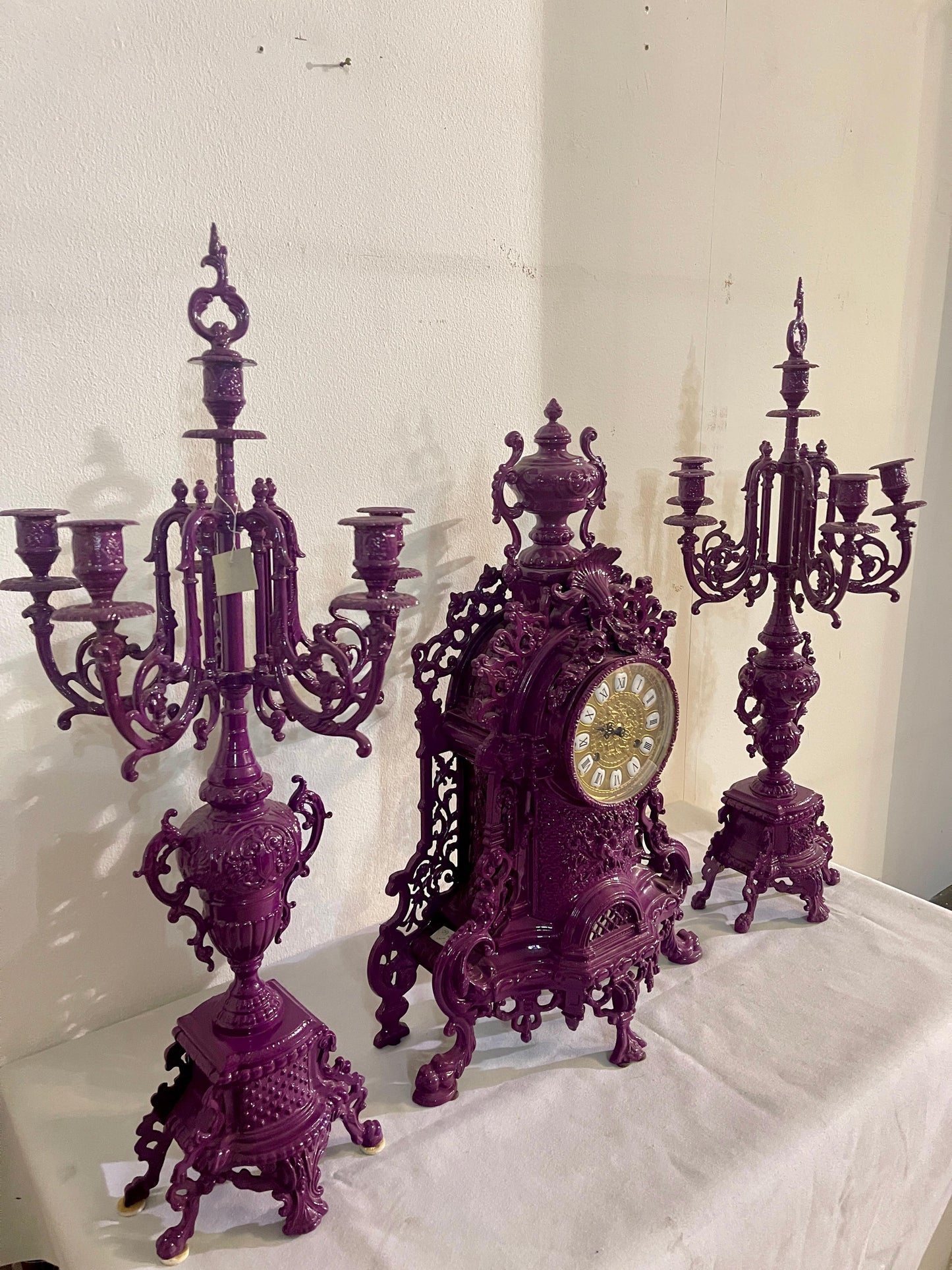 Trittico di candelabri viola con orologio meccanico in stile barocco anni '90