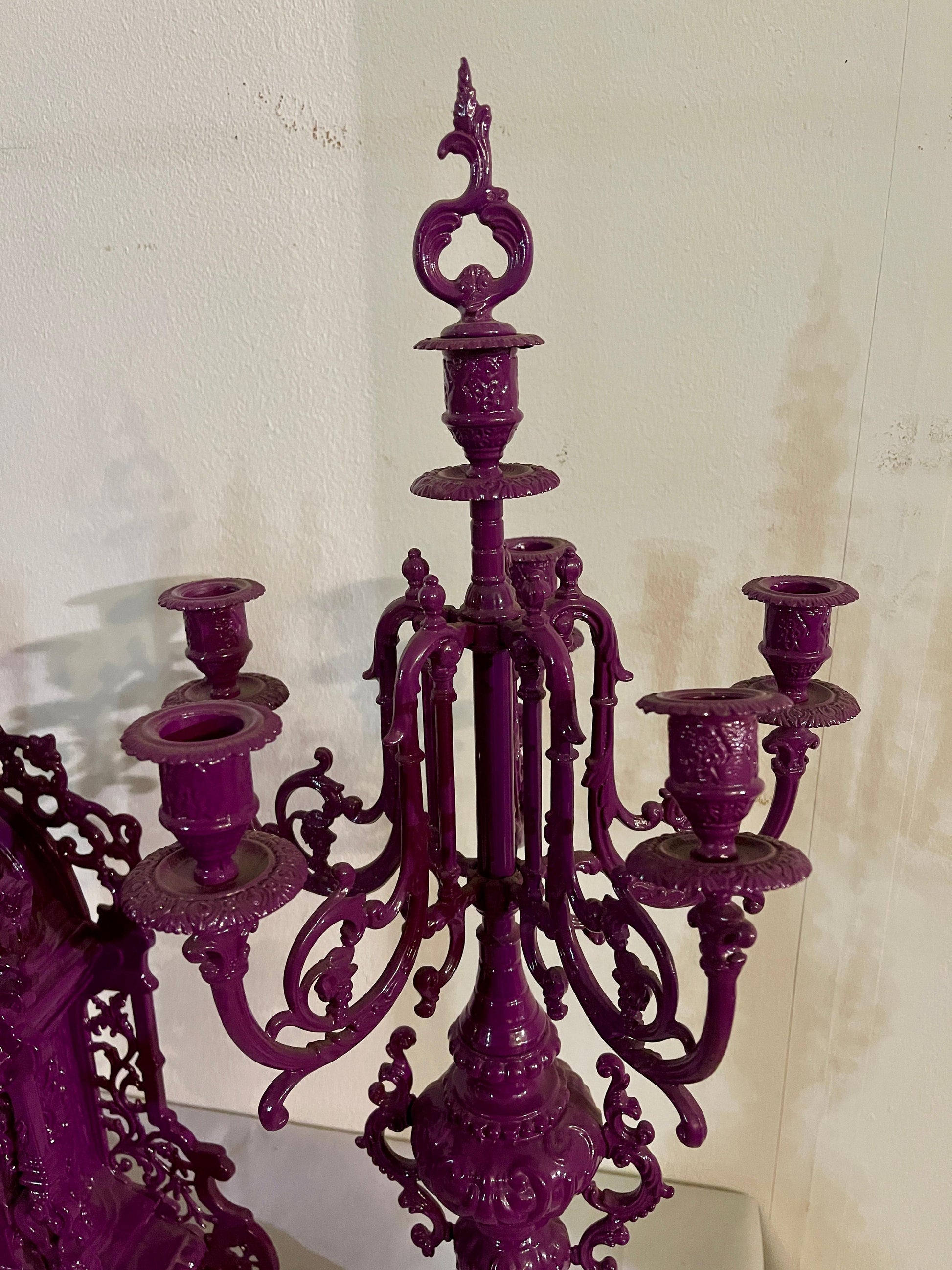 Trittico di candelabri viola con orologio meccanico in stile barocco anni '90