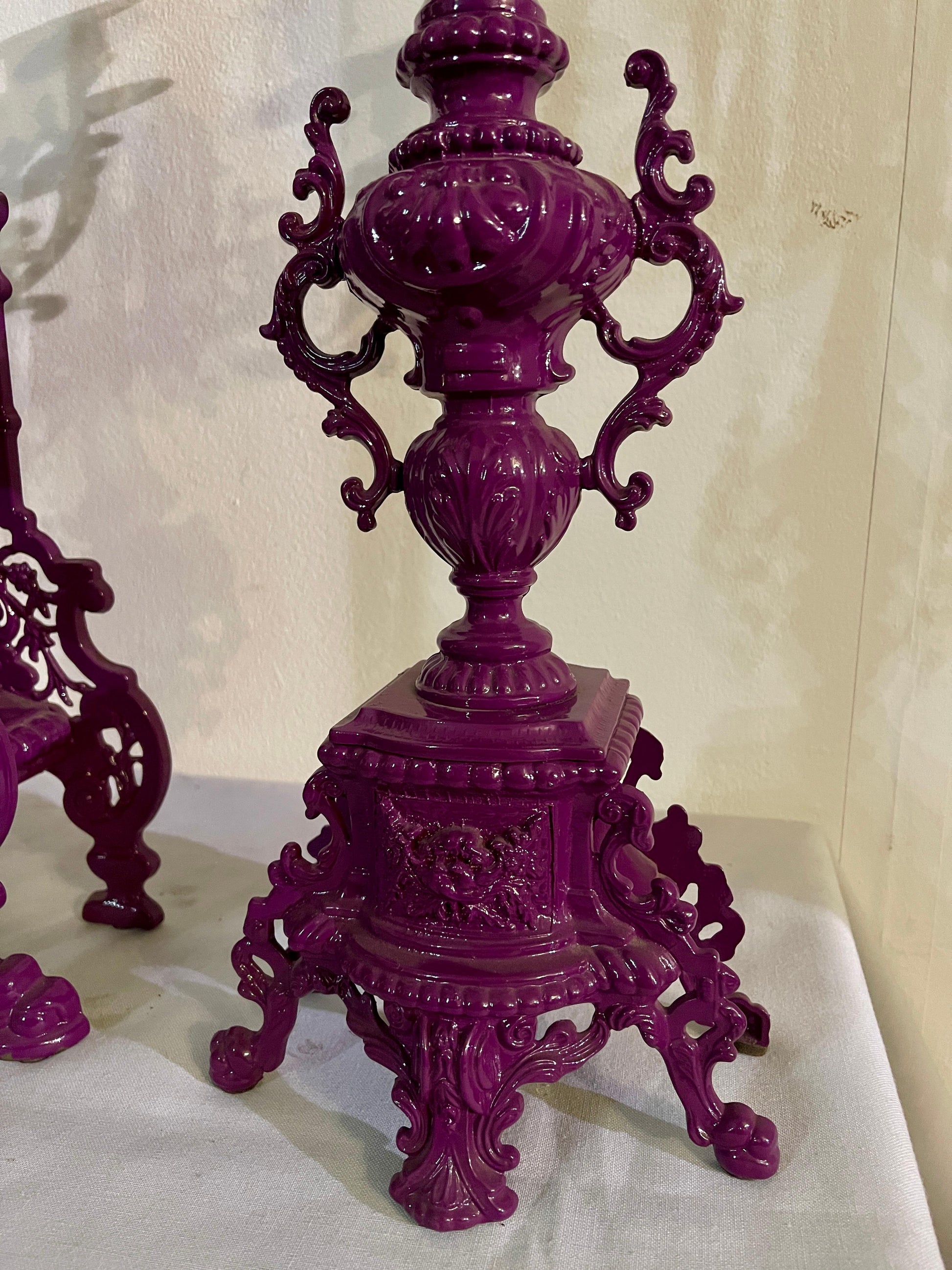 Trittico di candelabri viola con orologio meccanico in stile barocco anni '90