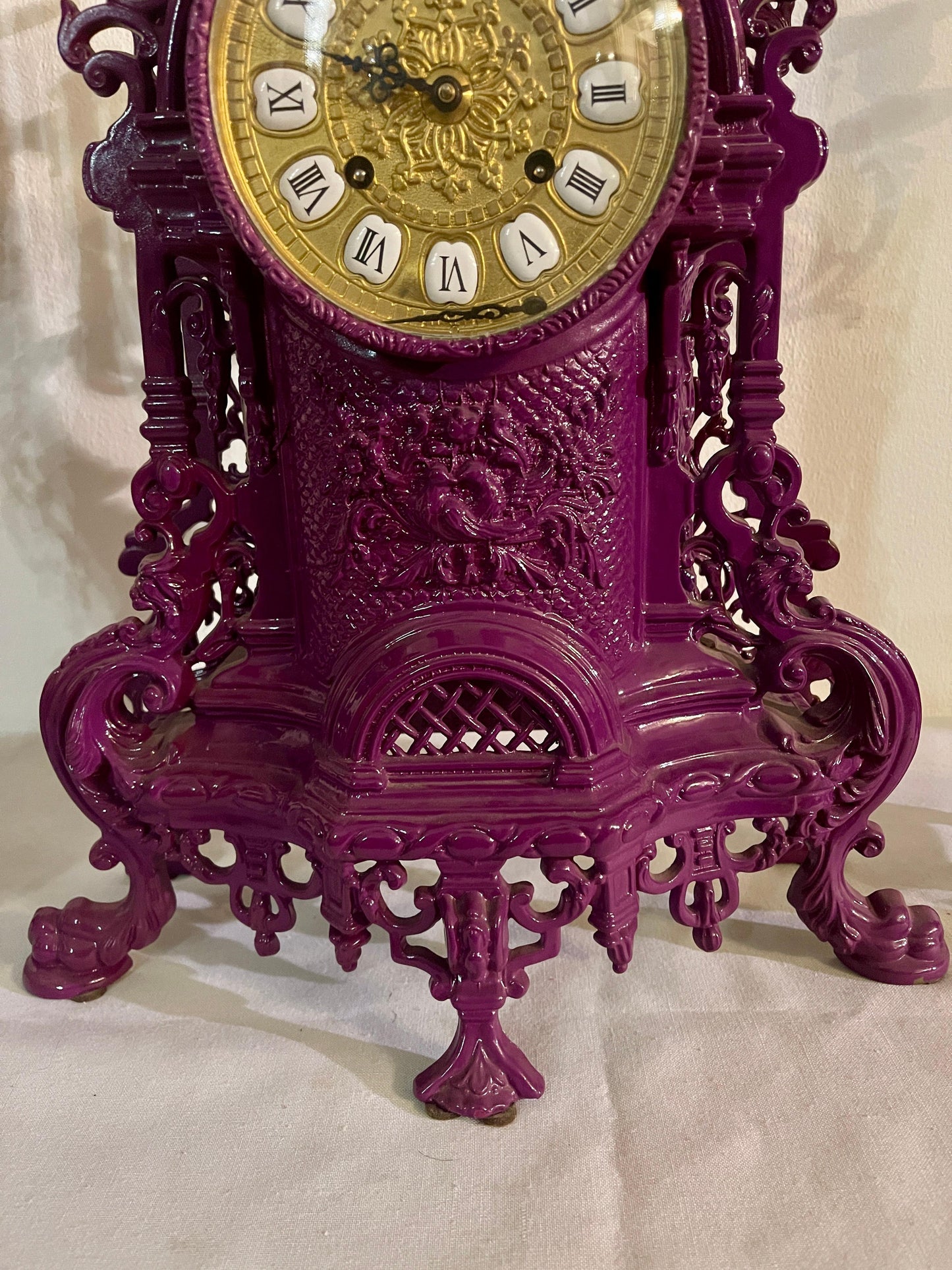 Trittico di candelabri viola con orologio meccanico in stile barocco anni '90