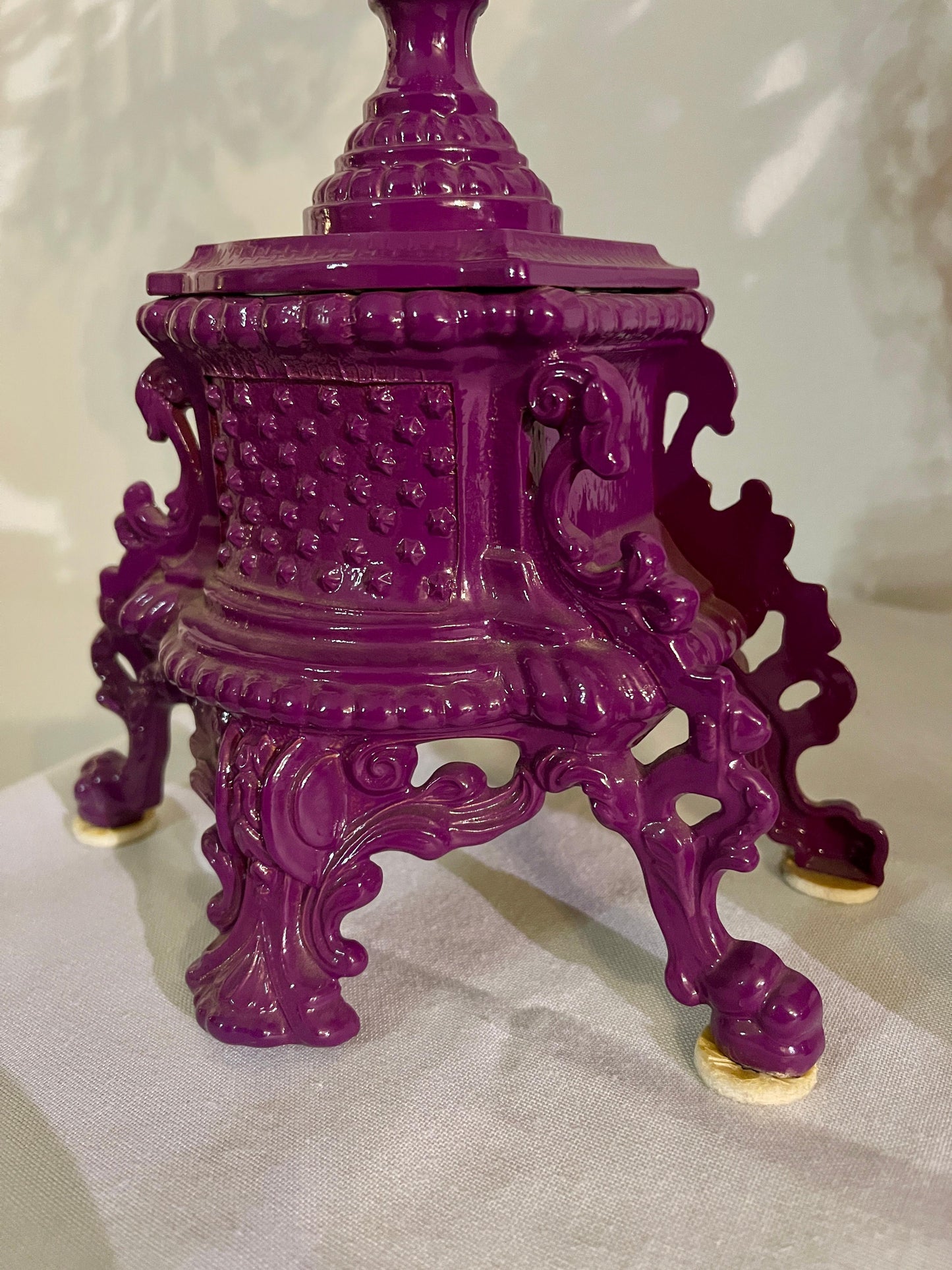 Trittico di candelabri viola con orologio meccanico in stile barocco anni '90