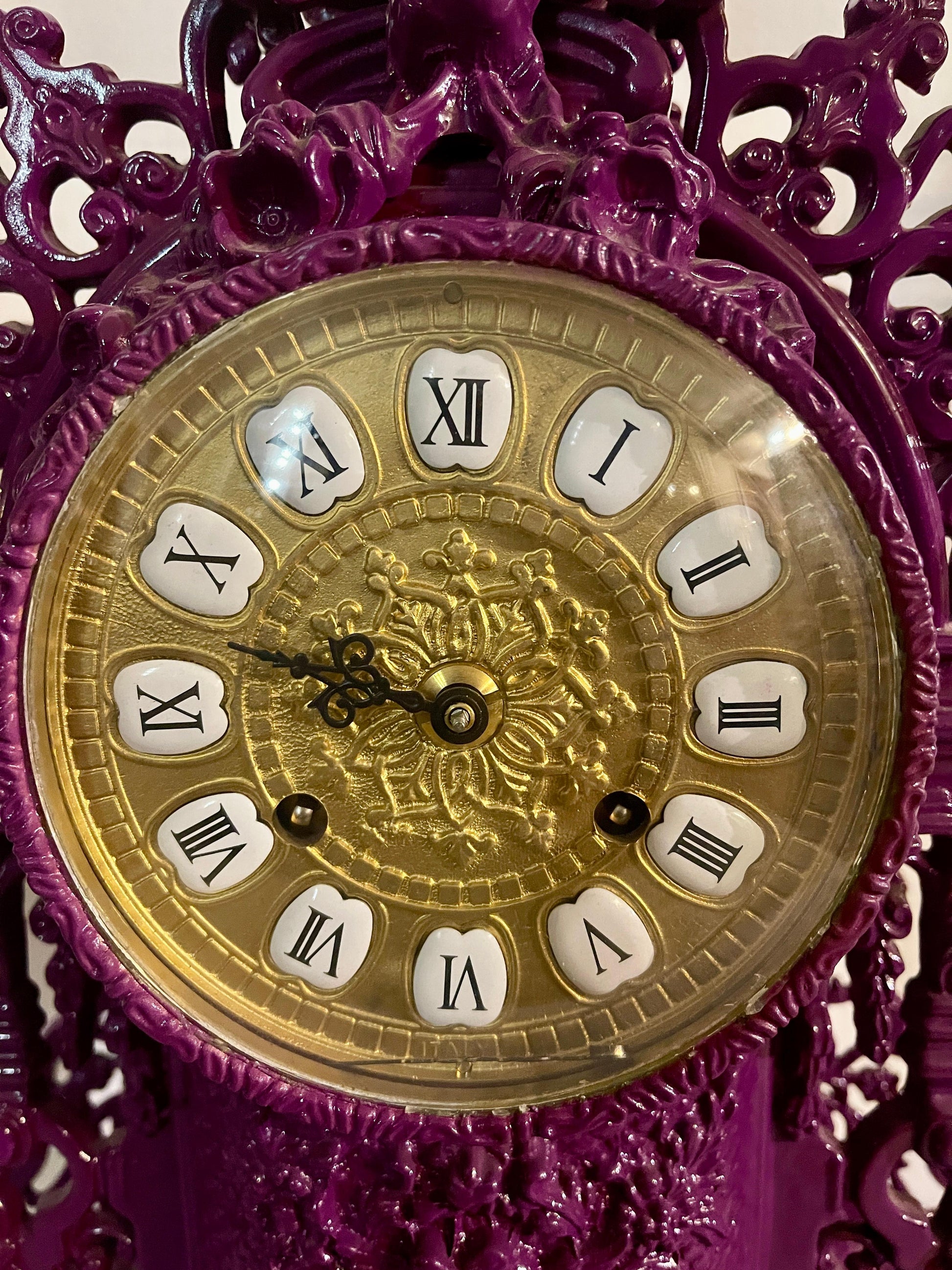 Trittico di candelabri viola con orologio meccanico in stile barocco anni '90