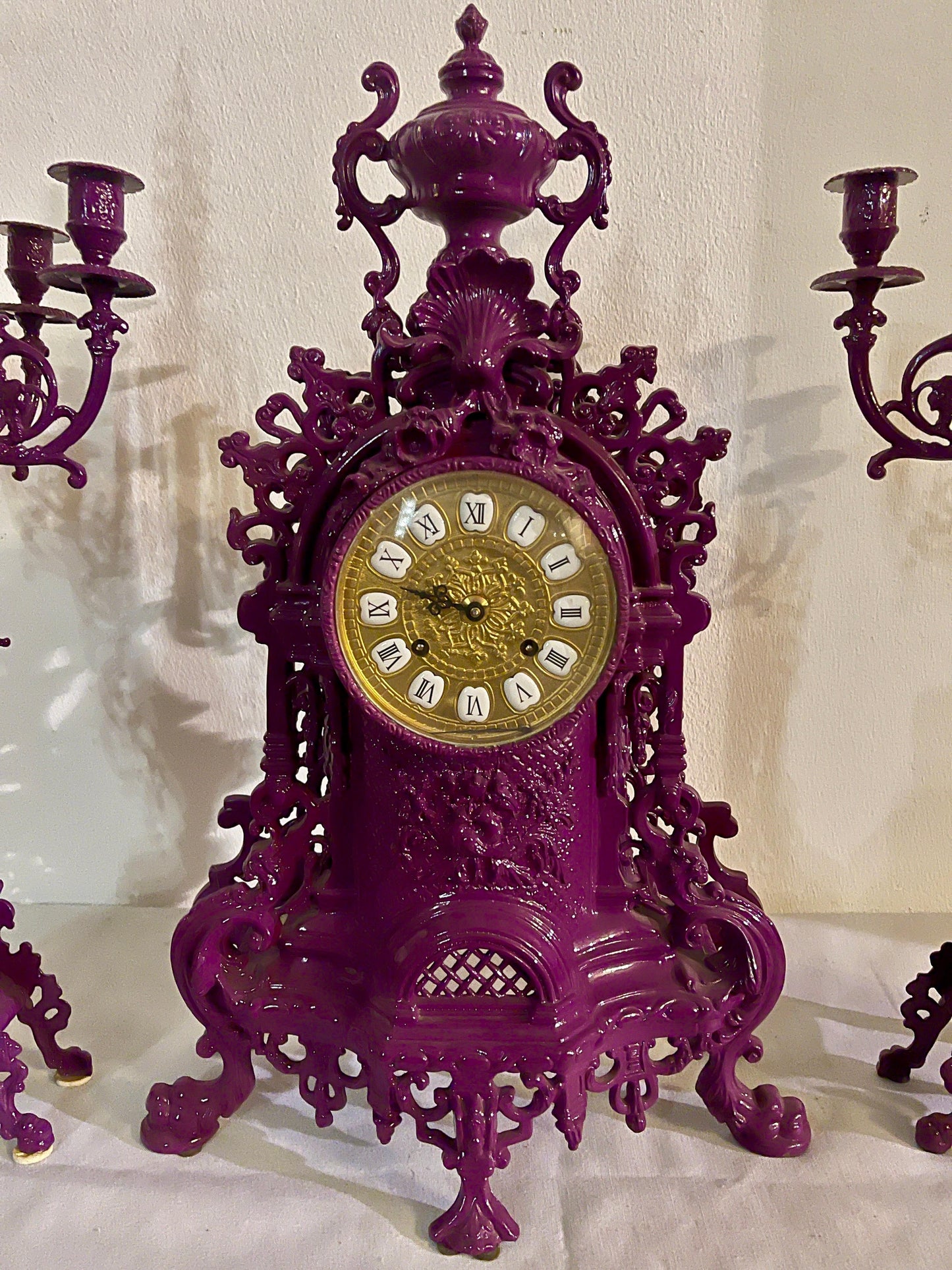 Trittico di candelabri viola con orologio meccanico in stile barocco anni '90