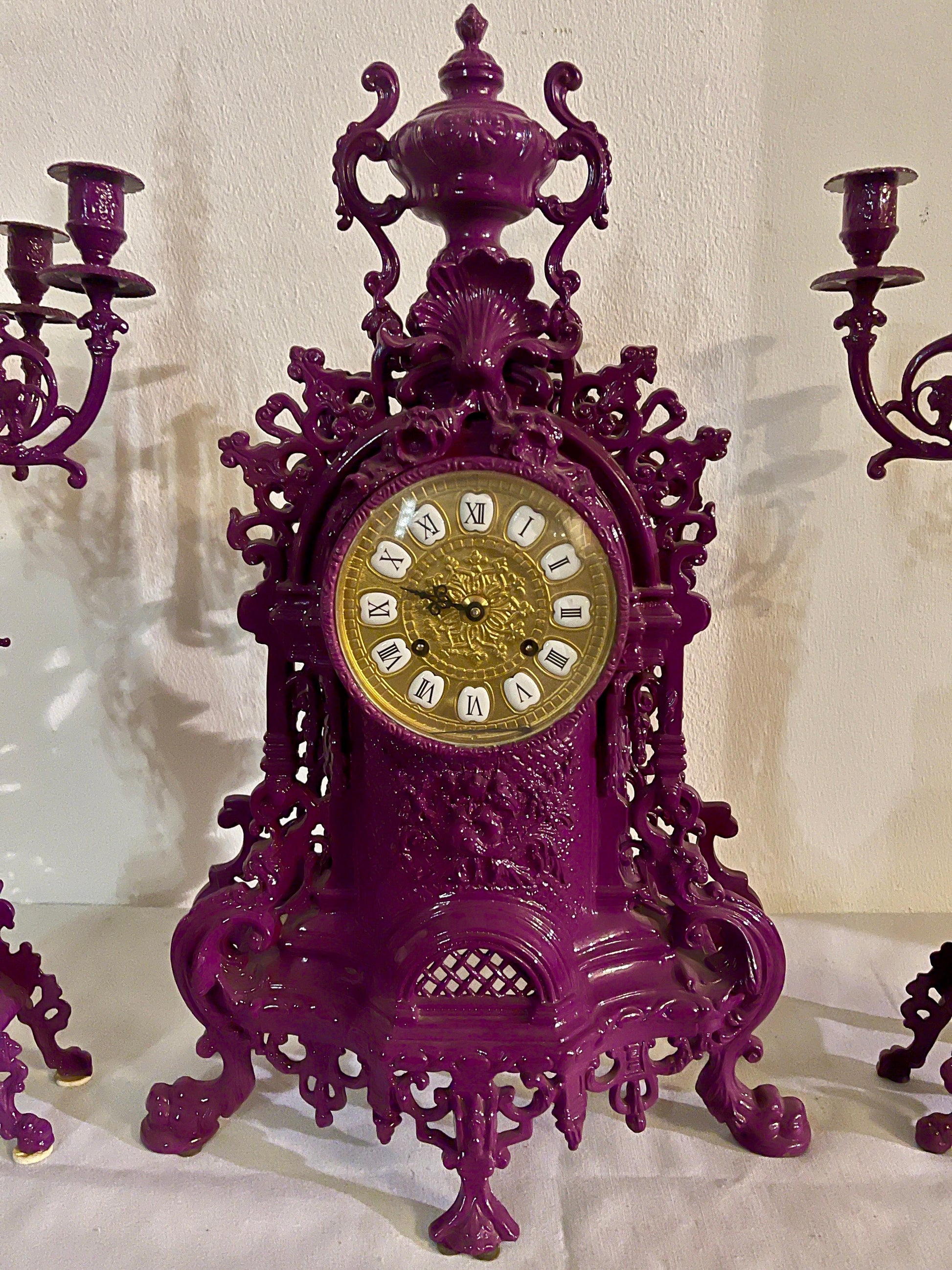 Trittico di candelabri viola con orologio meccanico in stile barocco anni '90