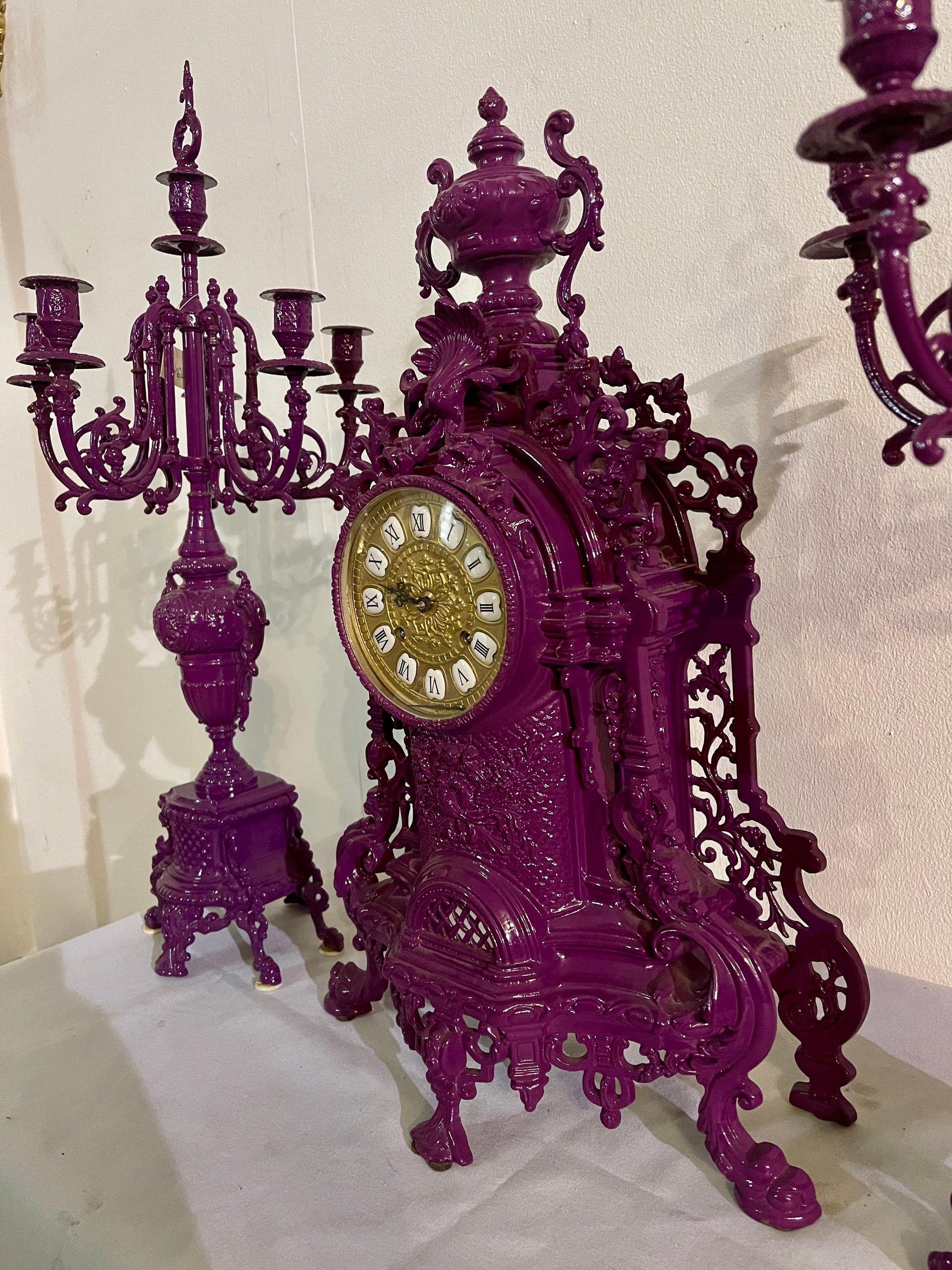 Trittico di candelabri viola con orologio meccanico in stile barocco anni '90