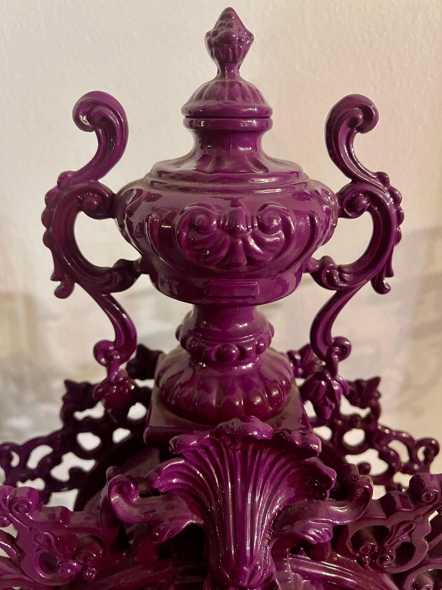 Trittico di candelabri viola con orologio meccanico in stile barocco anni '90
