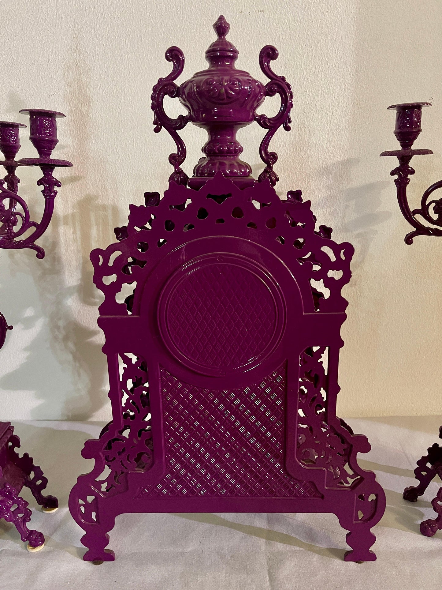 Trittico di candelabri viola con orologio meccanico in stile barocco anni '90