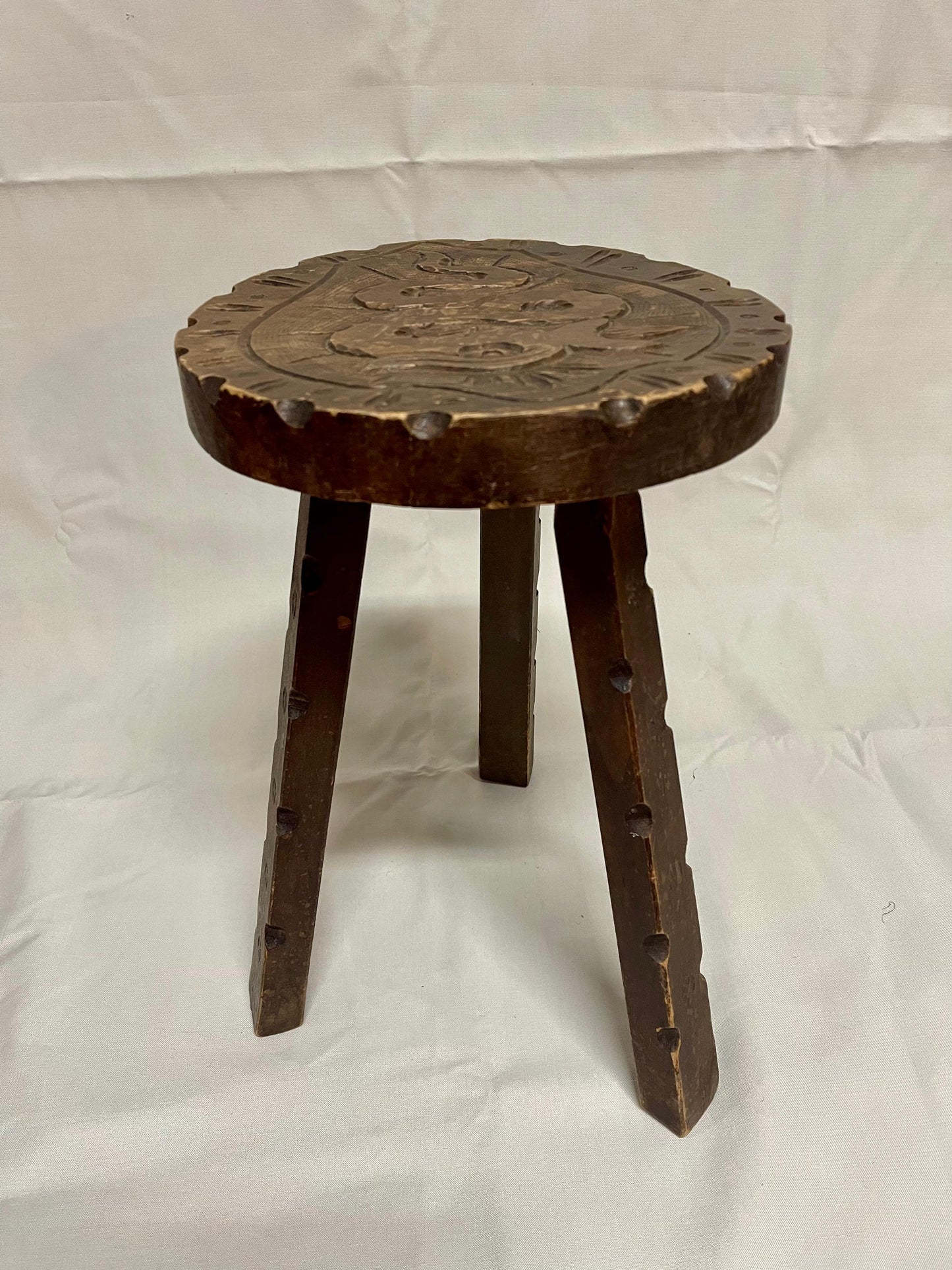 Antico sgabello rotondo in legno in stile brutalista italiano anni '40