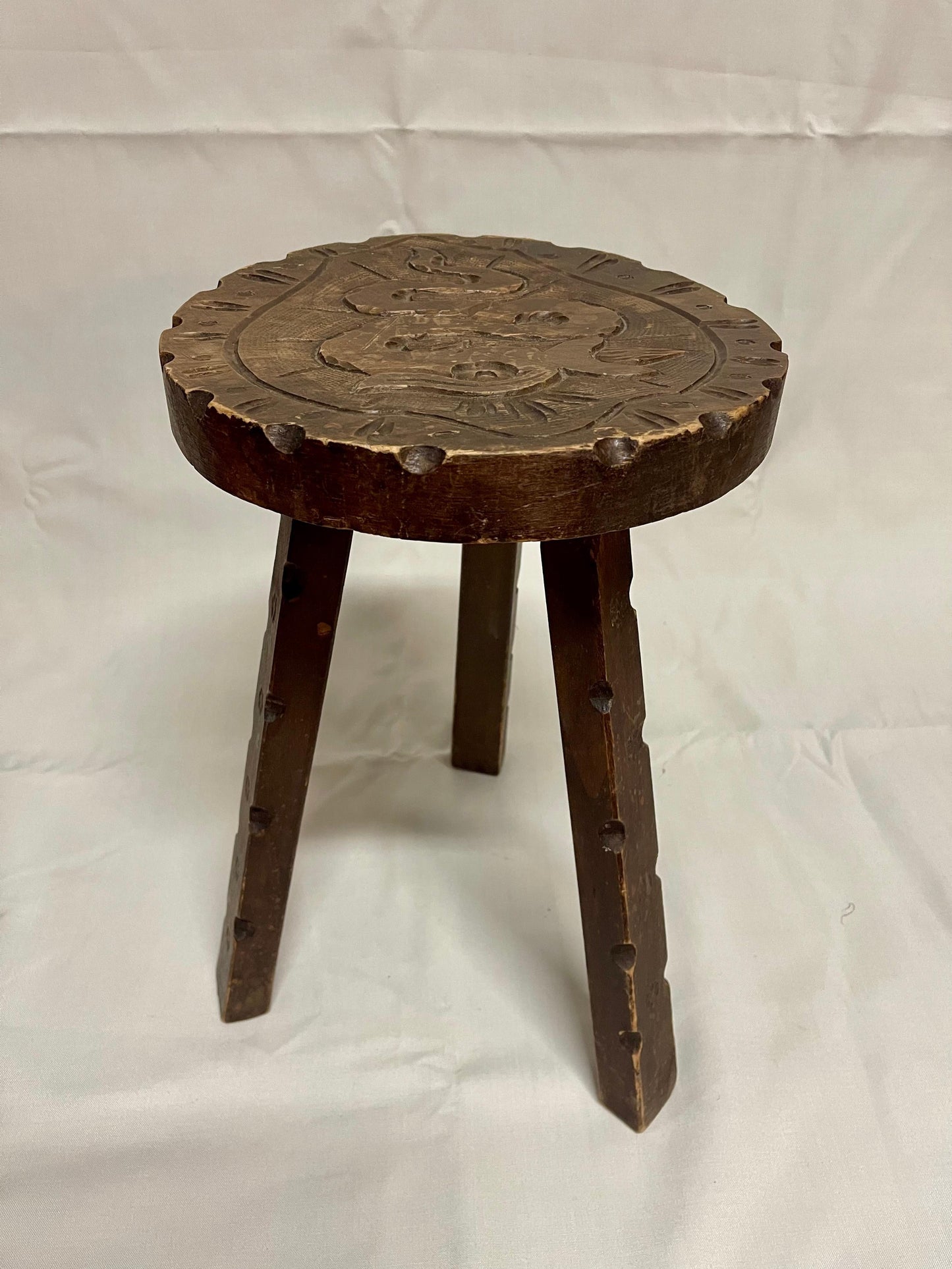 Antico sgabello rotondo in legno in stile brutalista italiano anni '40