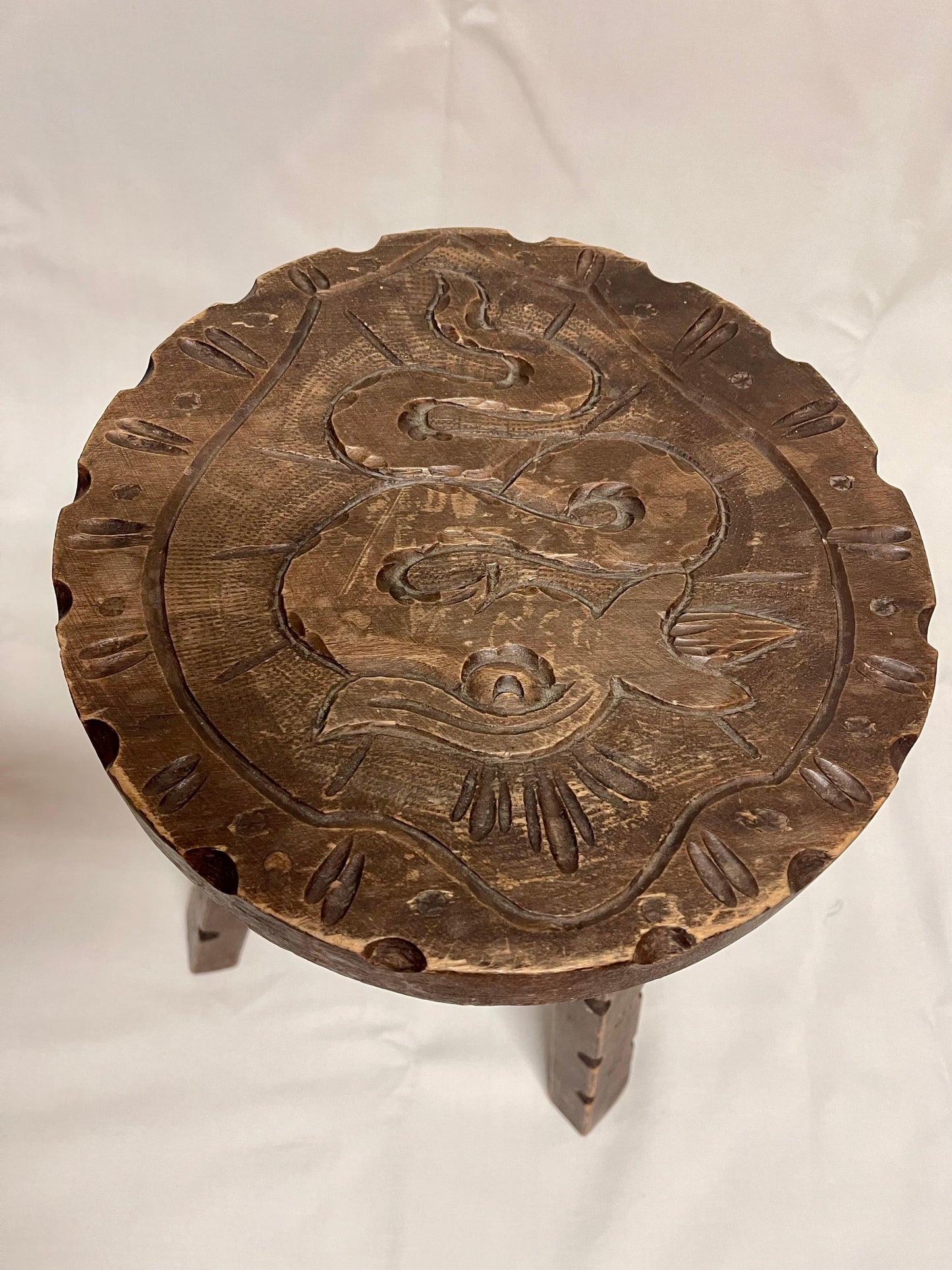 Antico sgabello rotondo in legno in stile brutalista italiano anni '40