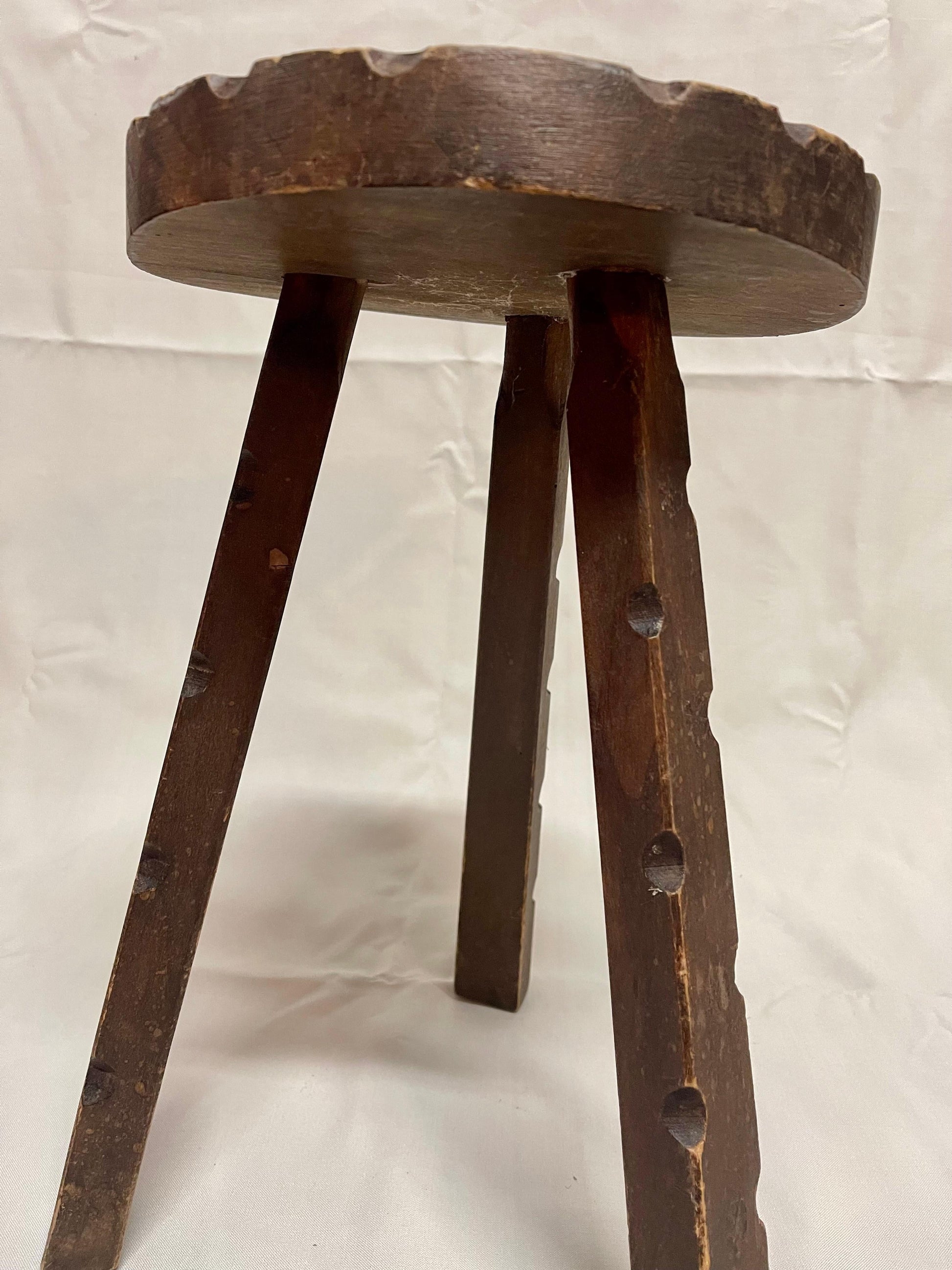 Antico sgabello rotondo in legno in stile brutalista italiano anni '40