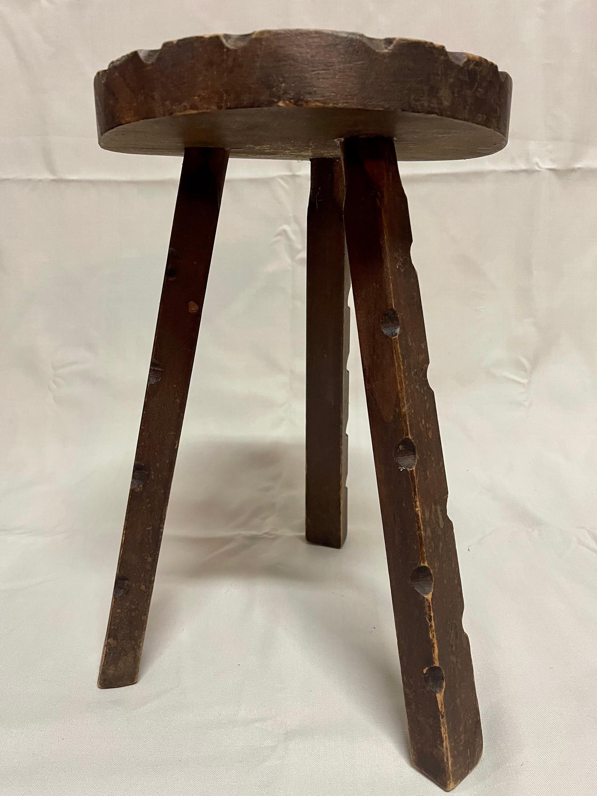 Antico sgabello rotondo in legno in stile brutalista italiano anni '40