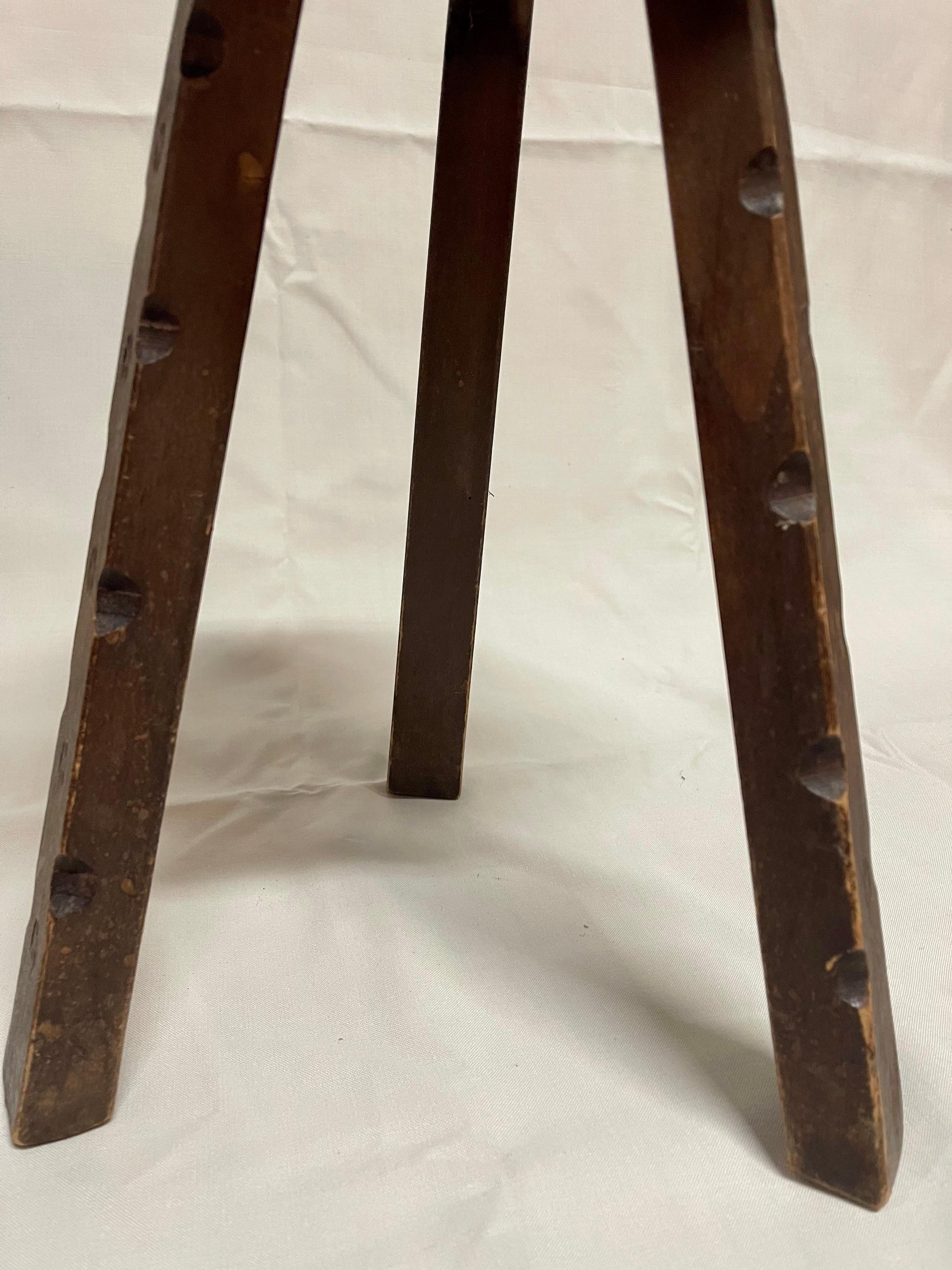 Antico sgabello rotondo in legno in stile brutalista italiano anni '40