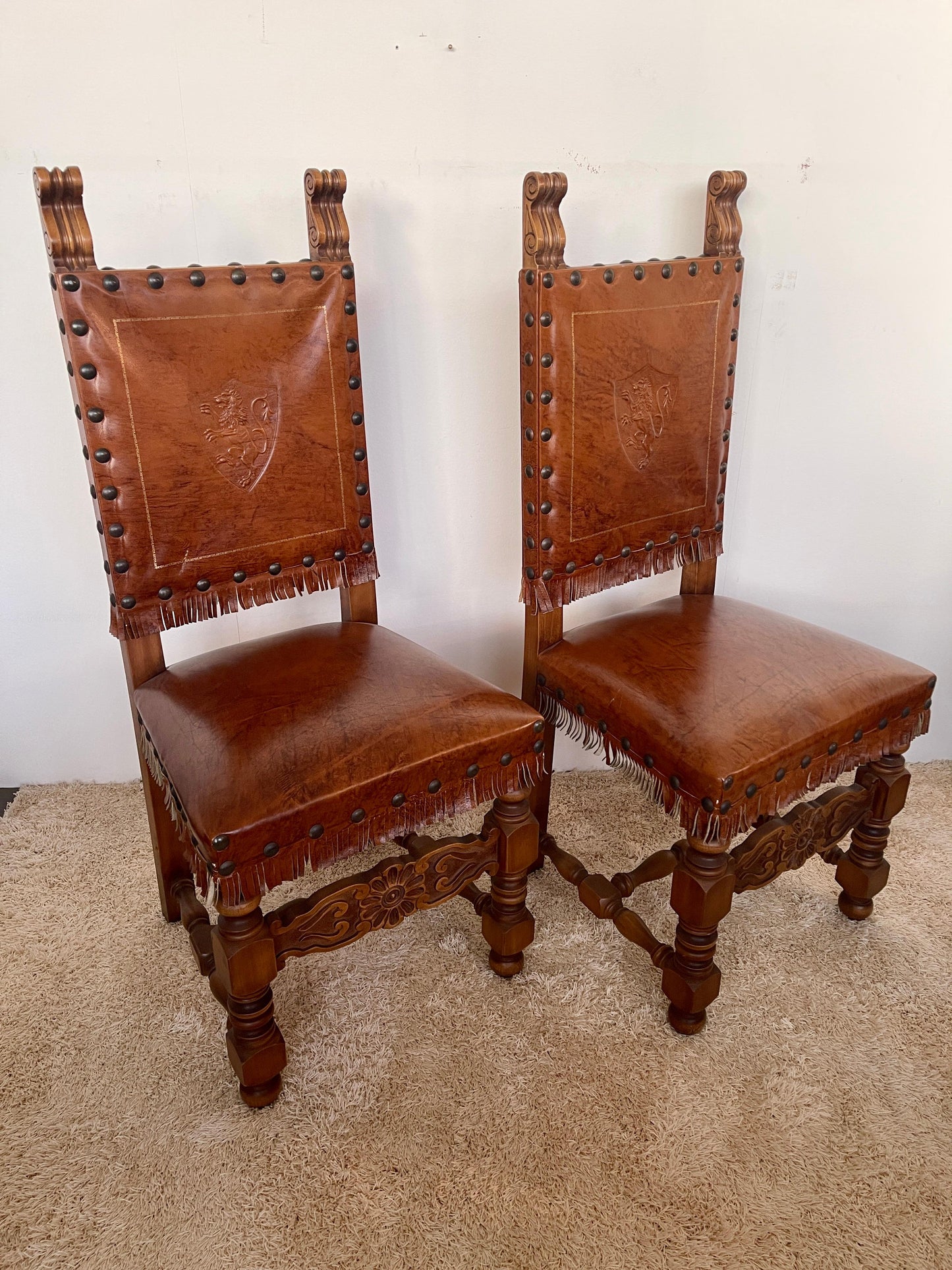 Set di 8 sedie antiche in pelle e legno di noce stile neorinascimentale italiano