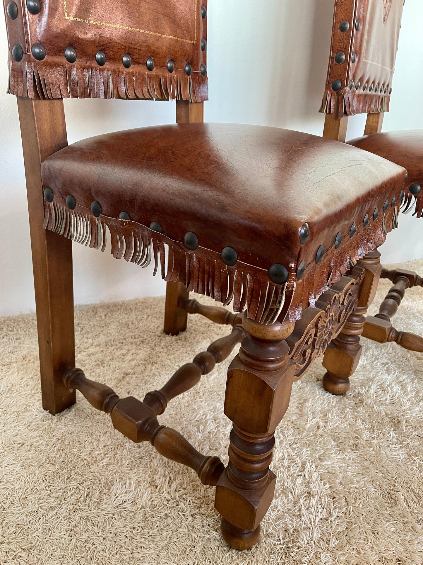 Set di 8 sedie antiche in pelle e legno di noce stile neorinascimentale italiano