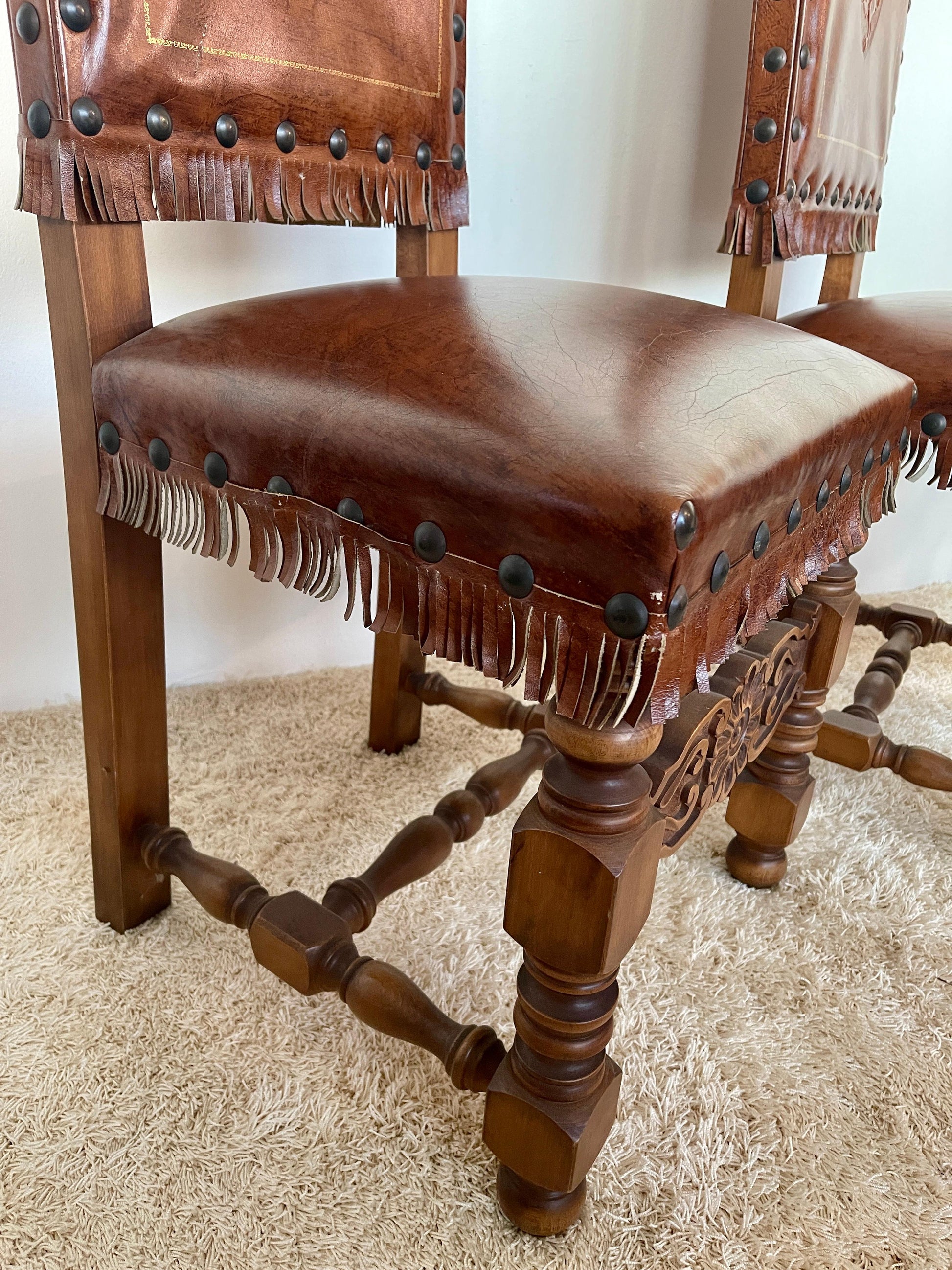 Set di 8 sedie antiche in pelle e legno di noce stile neorinascimentale italiano