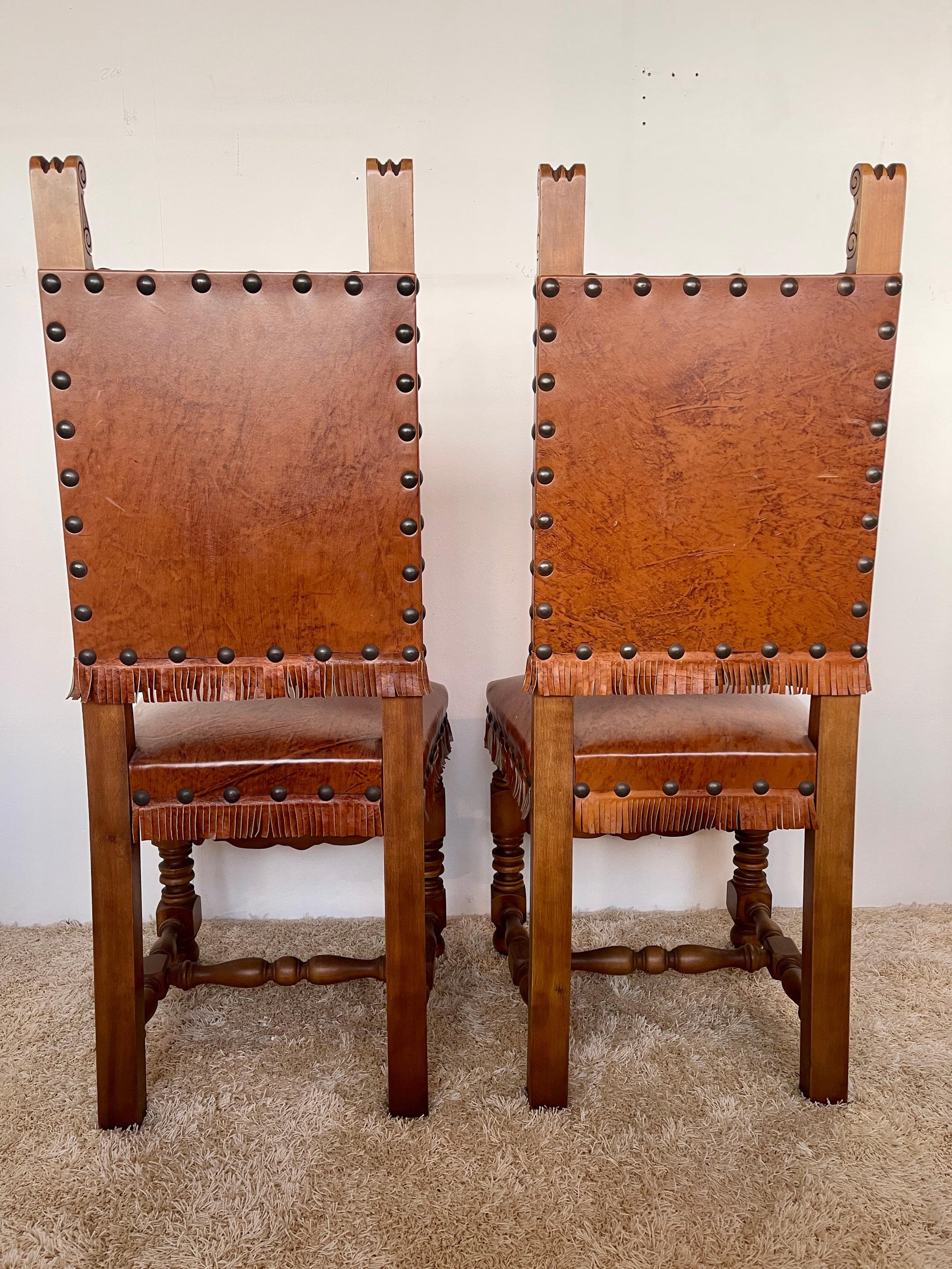 Set di 8 sedie antiche in pelle e legno di noce stile neorinascimentale italiano