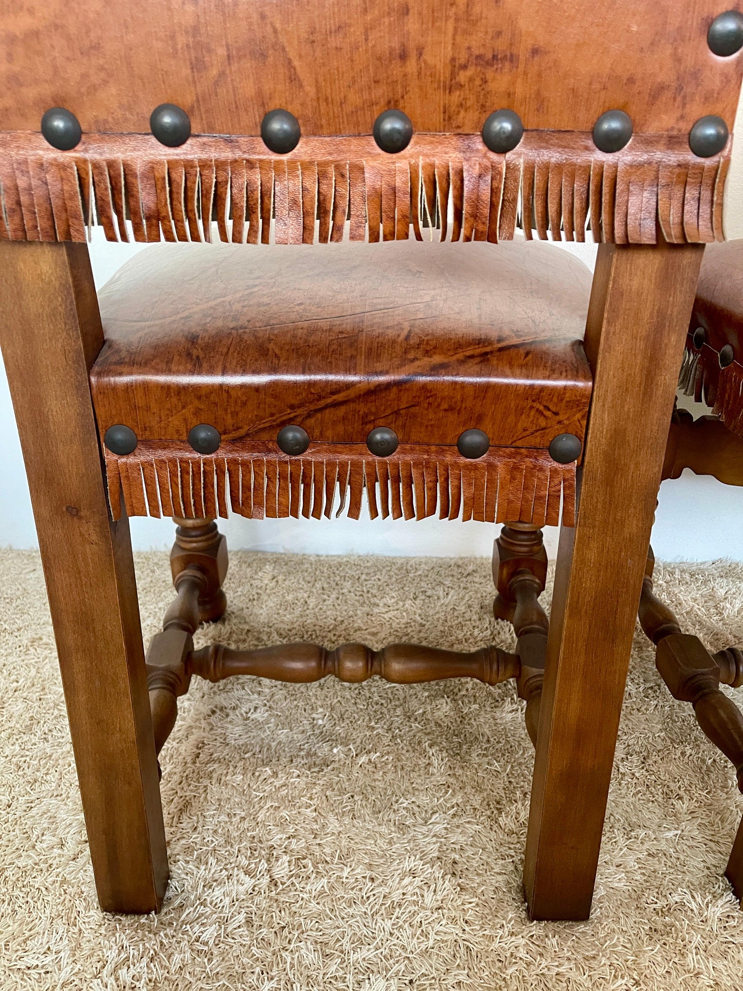 Set di 8 sedie antiche in pelle e legno di noce stile neorinascimentale italiano