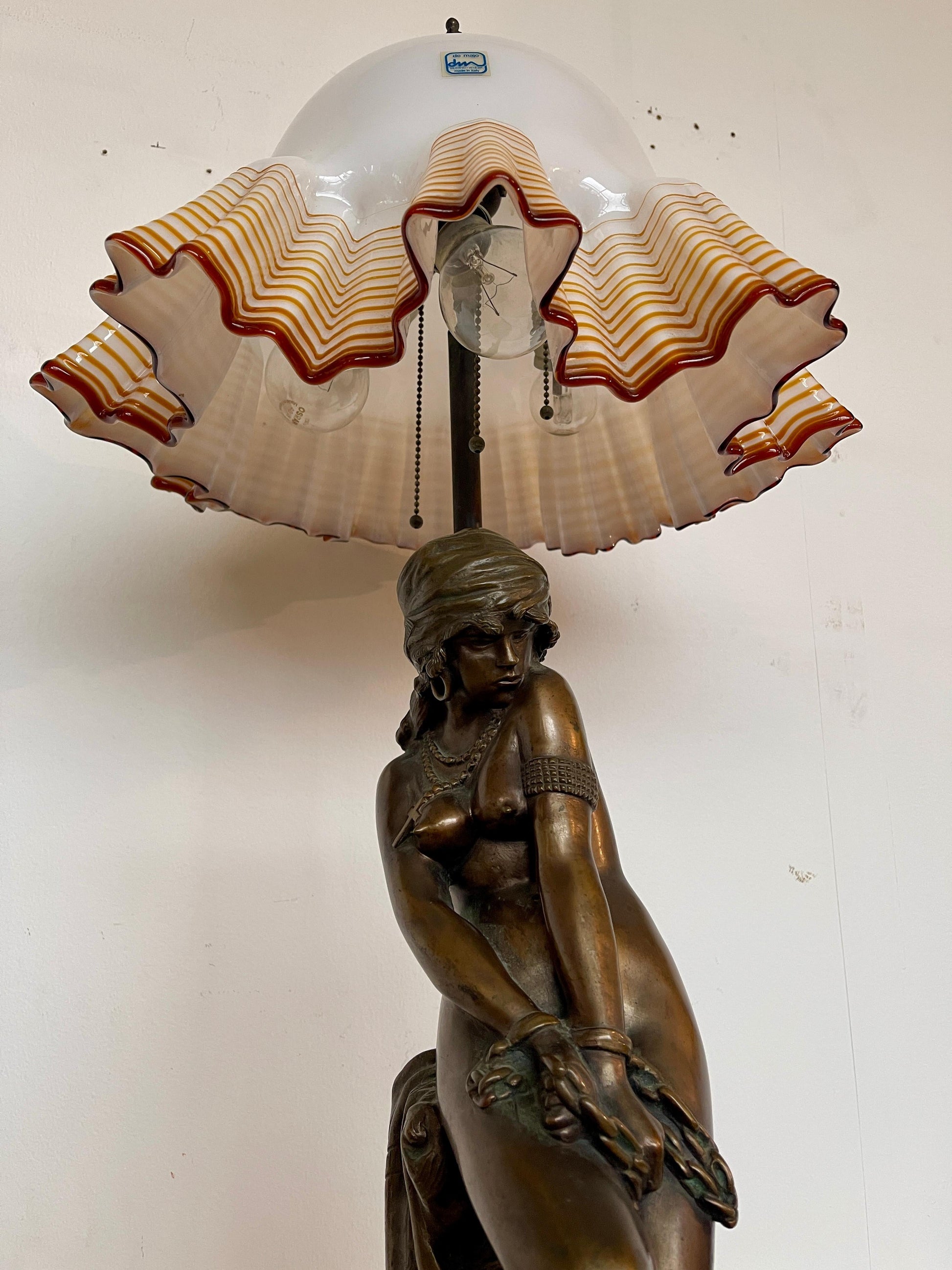 Lampada figurale in bronzo e vetro di murano Art Nouveau XX secolo
