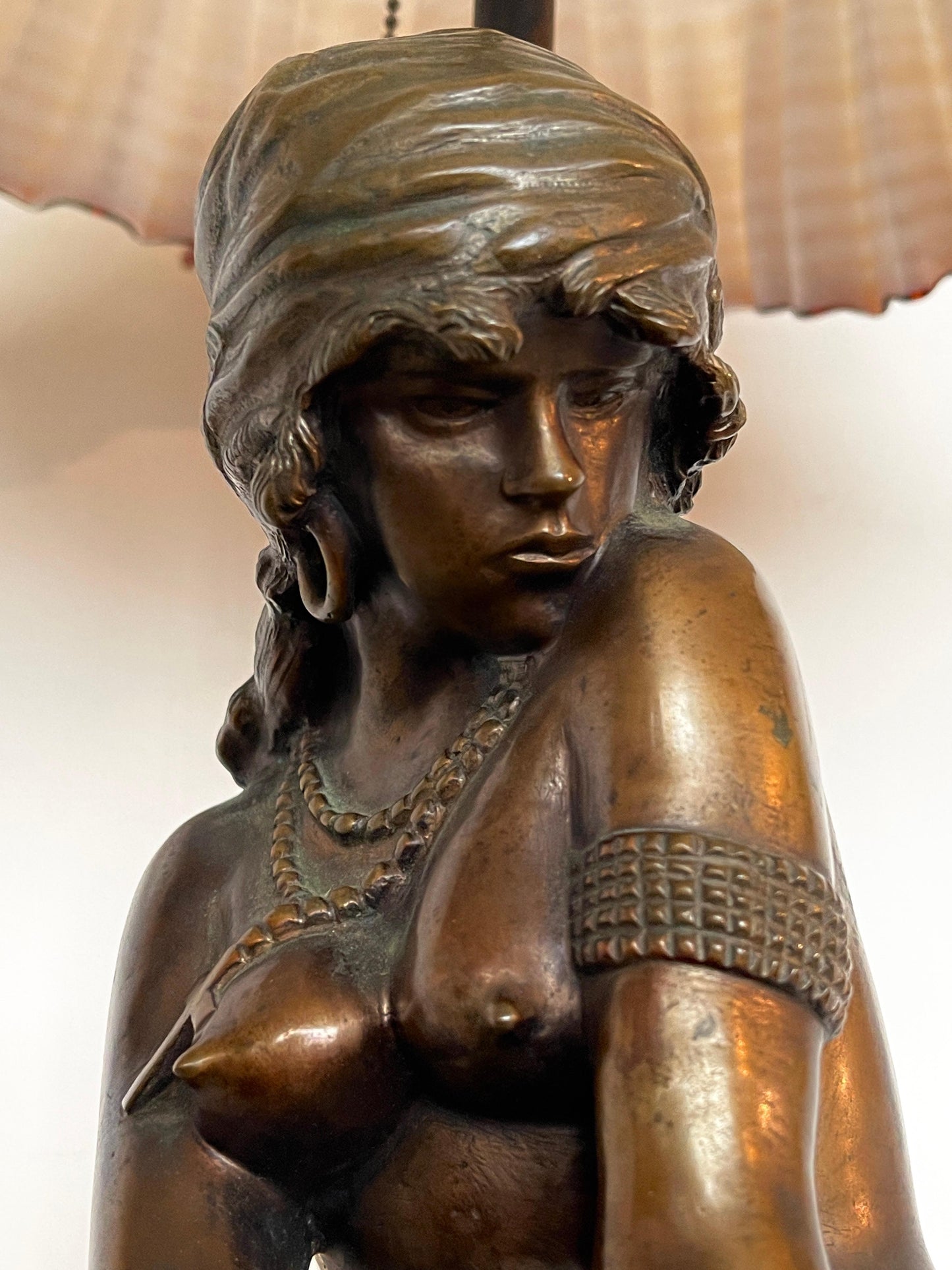 Lampada figurale in bronzo e vetro di murano Art Nouveau XX secolo