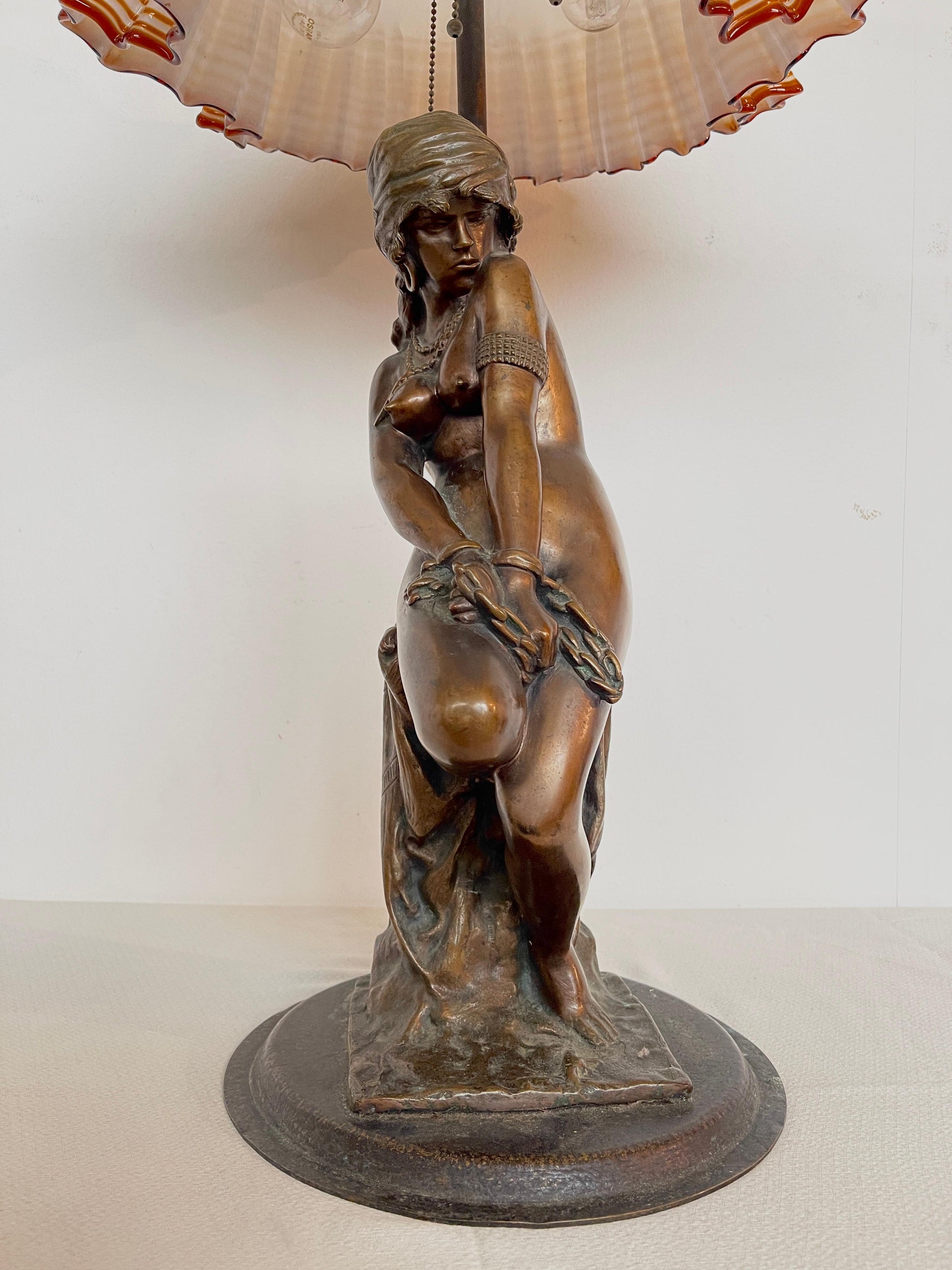 Lampada figurale in bronzo e vetro di murano Art Nouveau XX secolo