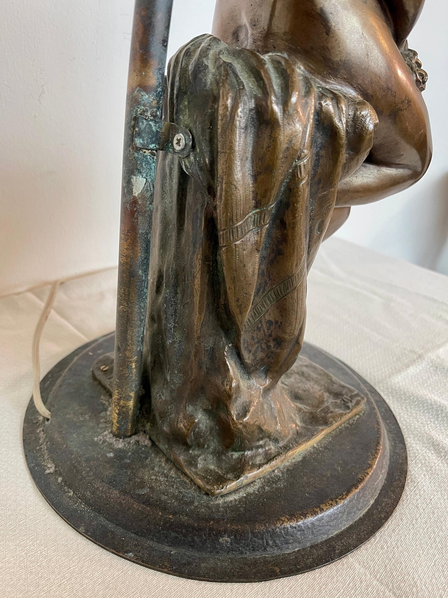 Lampada figurale in bronzo e vetro di murano Art Nouveau XX secolo